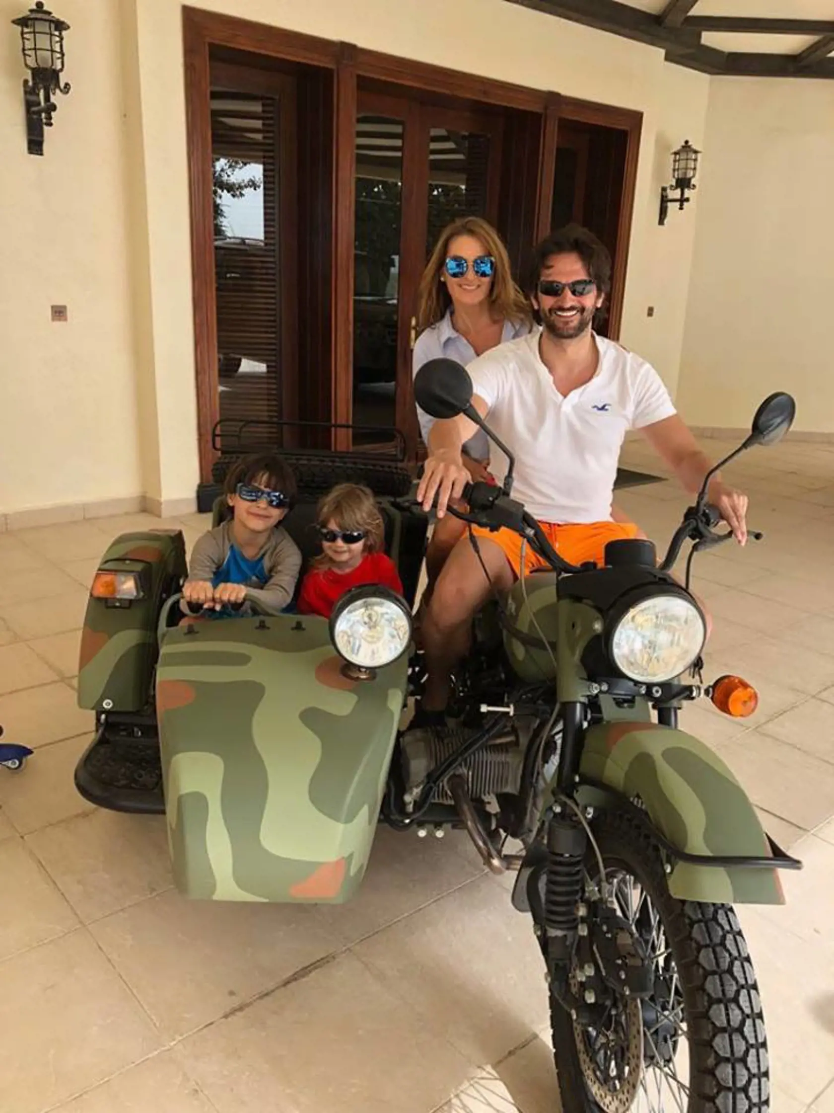Po tom, čo sa Kaliňák porúčal z ministerského kresla, vybral sa s rodinou na dovolenku. Spoločne si užili aj jazdu na motorke. Exminister Robert Kaliňák má  s manželkou Zuzanou syna Andreja a mladšieho Juraja.