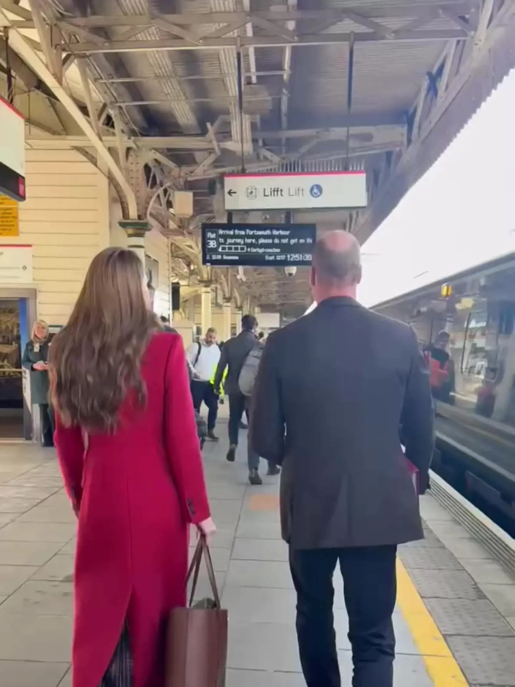 Princezná Kate a princ William ako bežný pár na vlakovej stanici.