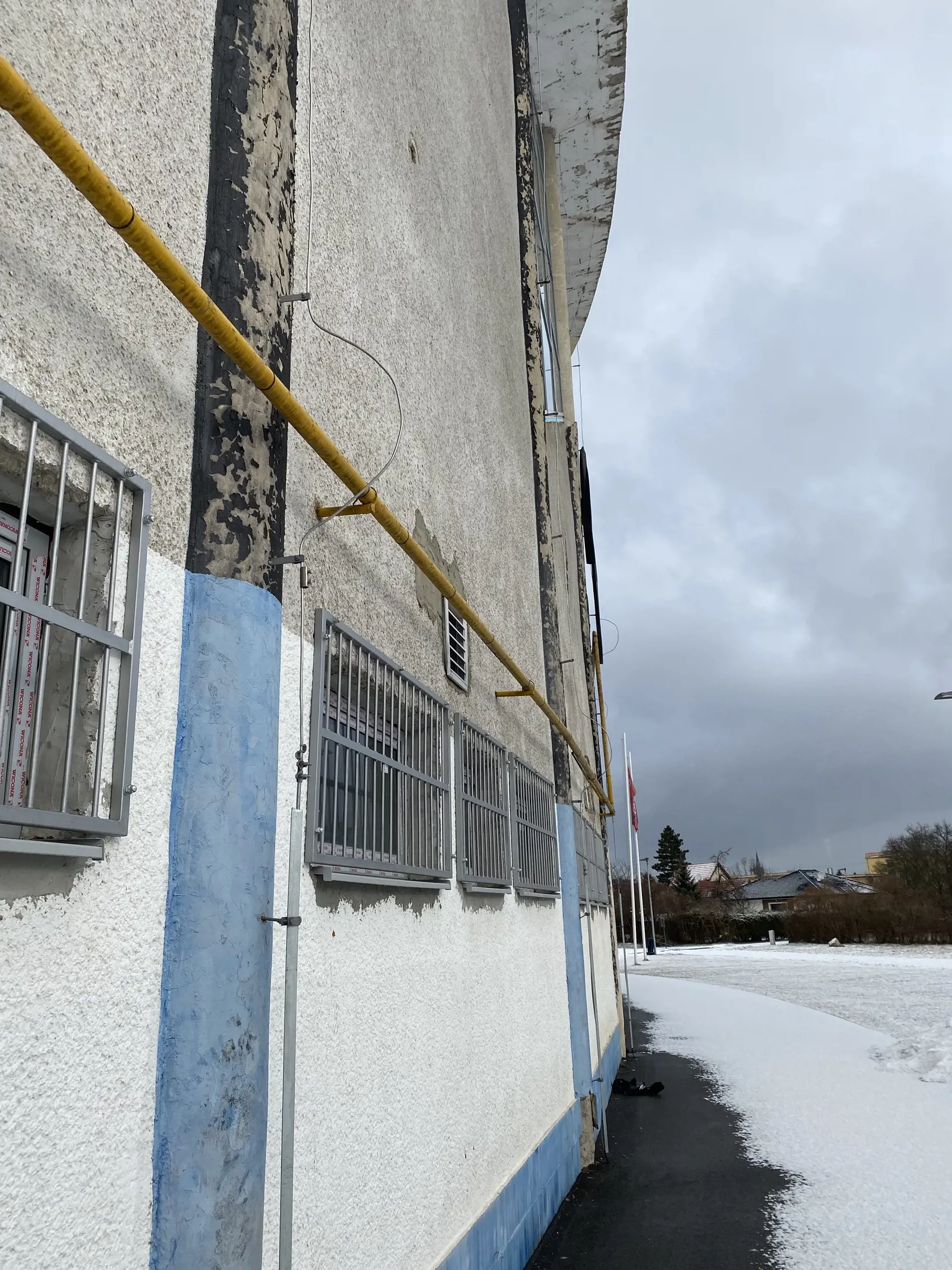 Na časti budovy bleskozvody zostali, podľa obyvateľov mesta však ide iba o nefunkčné zvody.