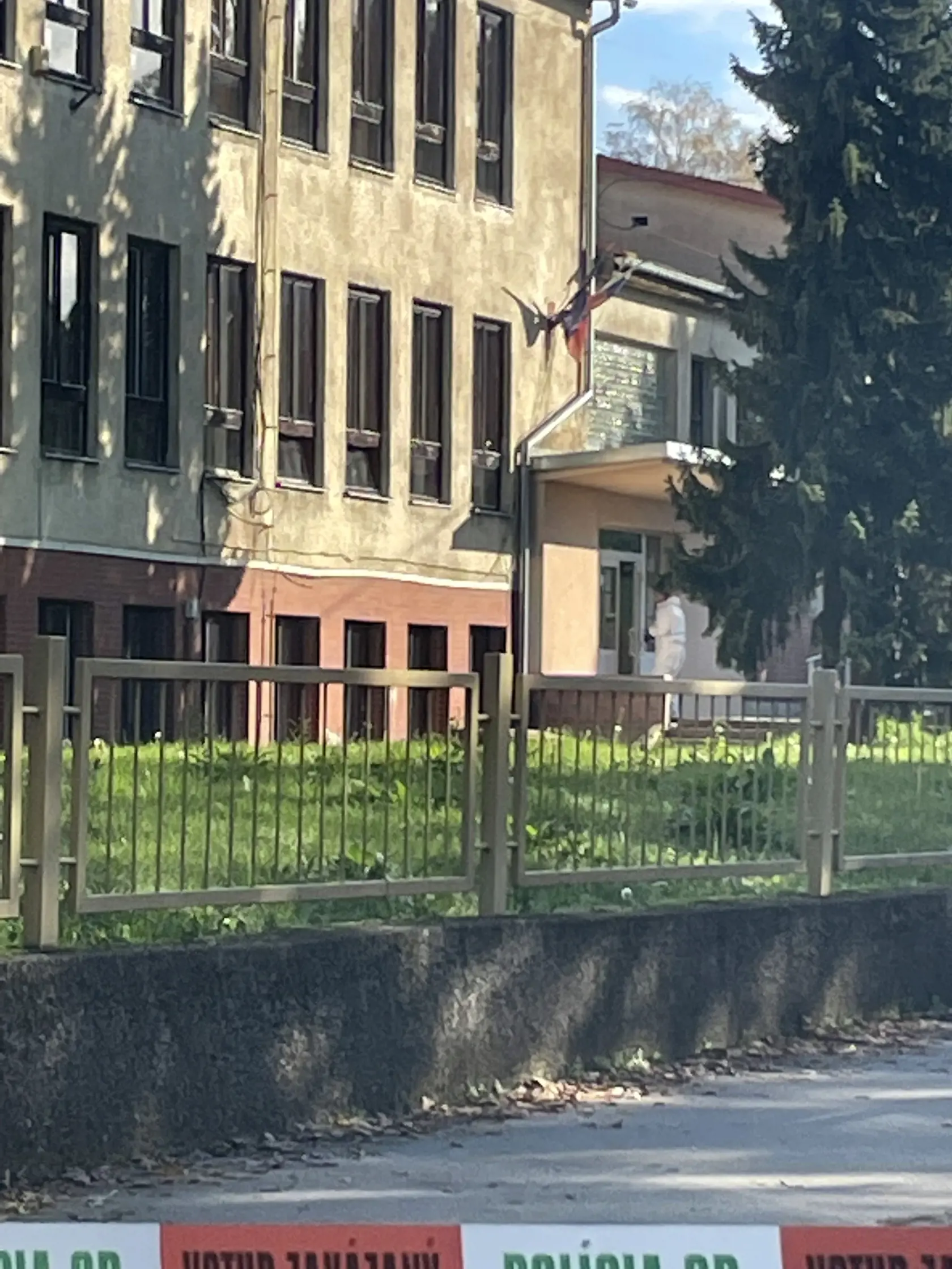 Na Strednej odbornej škole v Novákoch (na snímke) útočil vo štvrtok dopoludnia študent sekerou. Informuje o tom polícia na sociálnej sieti s tým, že sa pri incidente zranila jedna osoba, nie však vážne. Študenta polícia zadržala. Nováky, 3. novembra 2022. FOTO TASR - Alexandra Moštková 