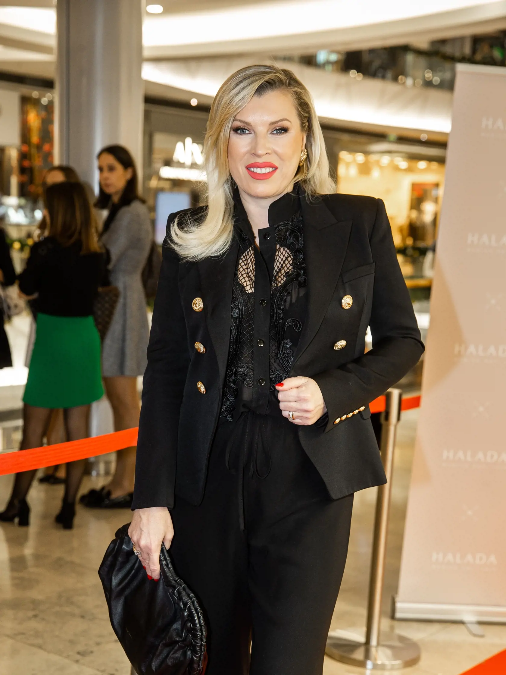 Gabriela Ruman stavila na klasiku - čiernu.