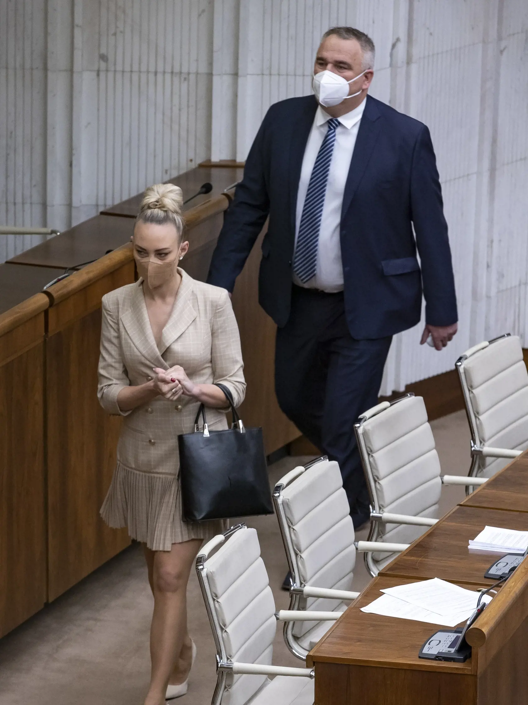 Poslankyňa Petra Hajšelová si vzala telové šaty, ktoré imitovali sako. Politička v nich odhalila takmer celé nohy.
