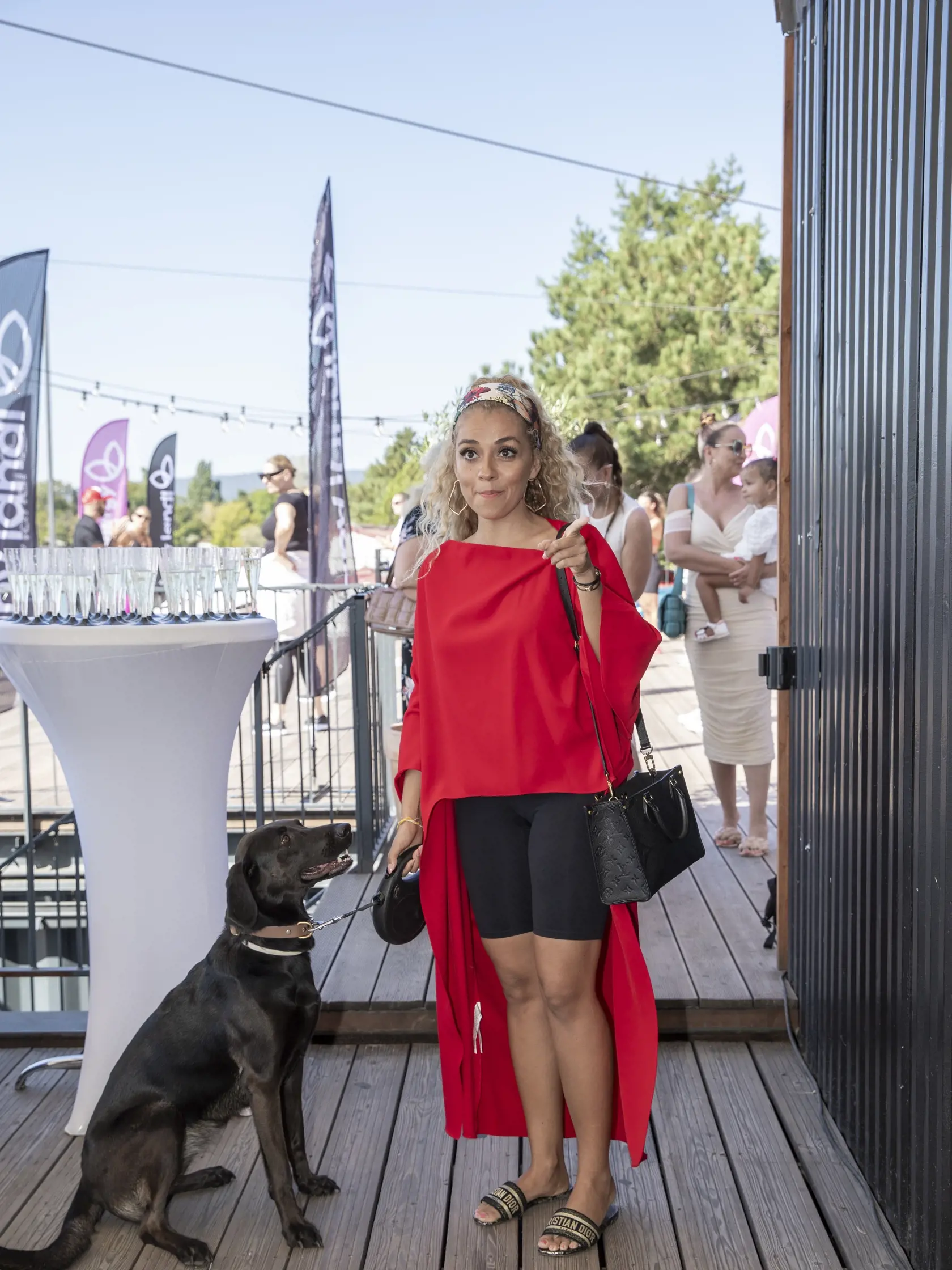 Na snímke je reštaurácia na Zlatých Pieskoch Wakelake, kde sa konala akcia na ktorú prišla aj  česká topmodelka Simona Krainová. Na fotke je dcéra tanečníka Fredyho Ayisiho Vierka.