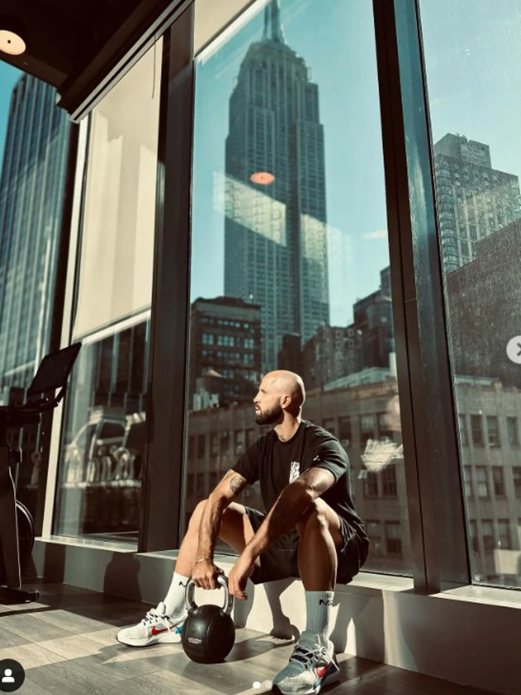 Jany Landl v New Yorku. Výhľad je ten istý ako vo videu Vierky Ayisi.