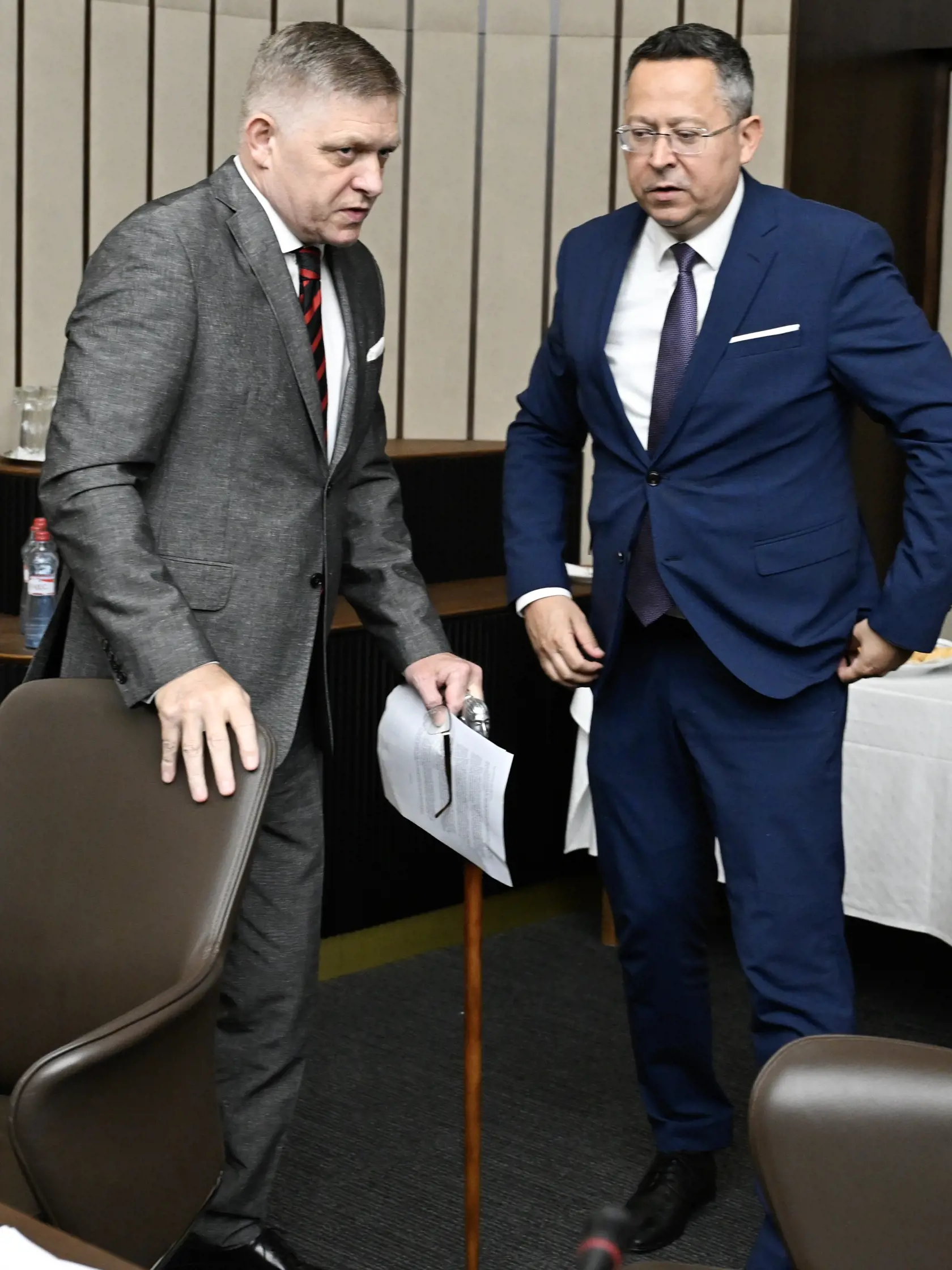 Na snímke vľavo predseda vlády SR Robert Fico (Smer-SD) a minister financií SR Ladislav Kamenický (Smer-SD) na 43. rokovaní vlády SR 10. júla 2024 v Bratislave. FOTO TASR - Pavel Neubauer