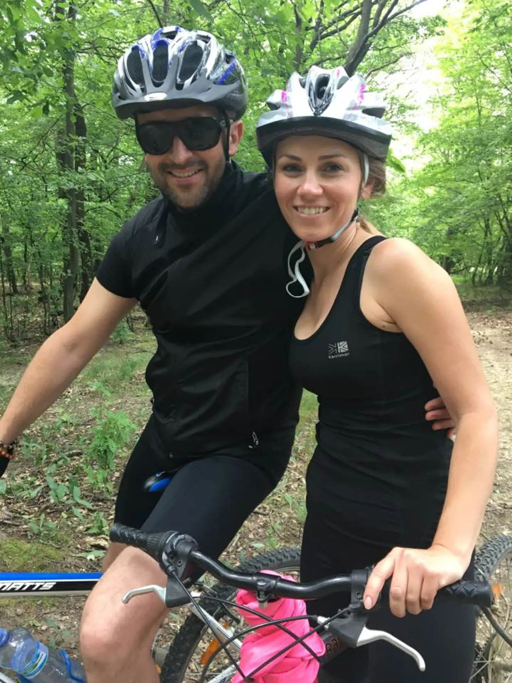 Bicyklovať chodia do lesa blízko ich domu.