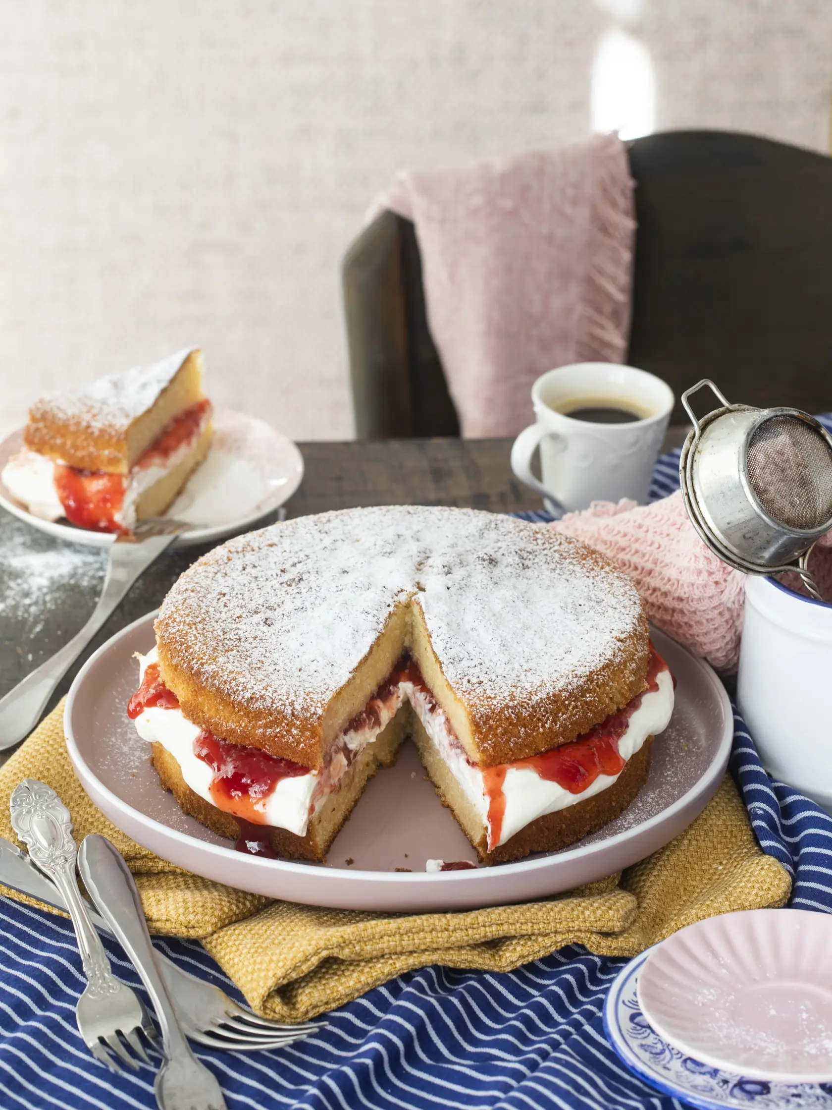piškótová torta s jahodovým džemom