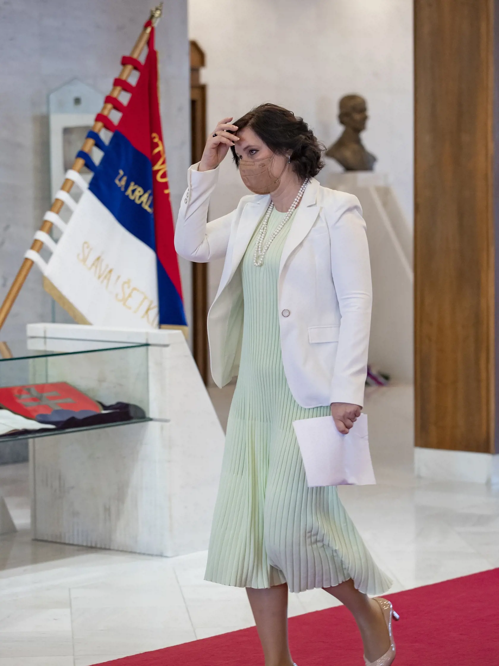 Ministerka Veronika Remišová zvolila dlhé zelenkavé šaty.