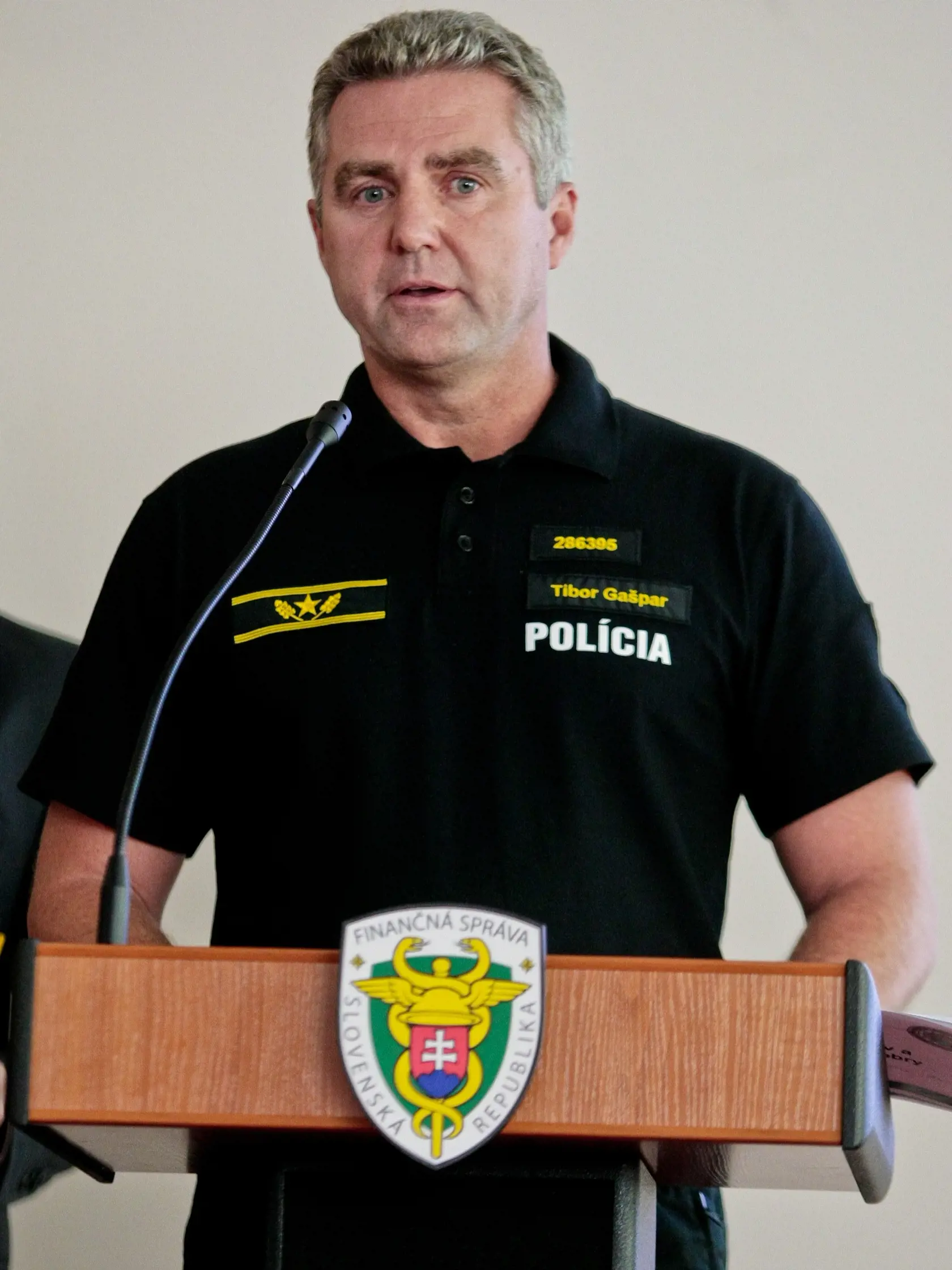 Na snimke Tibor Gaspar pocas tlacovej konferencie Financnej spravy, Policajneho zboru a Generalnej prokuratury k novym podvodom na DPH.