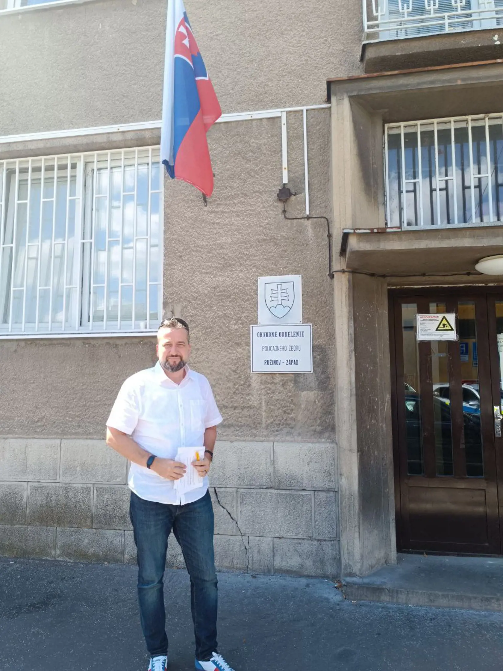 Podpredseda strany Smer a europoslanec Ľuboš Blaha zverejnil fotografiu spred obvodného oddelenia polície v bratislavskom Ružinove. Tvrdí, že bol predvolaný ako svedok.