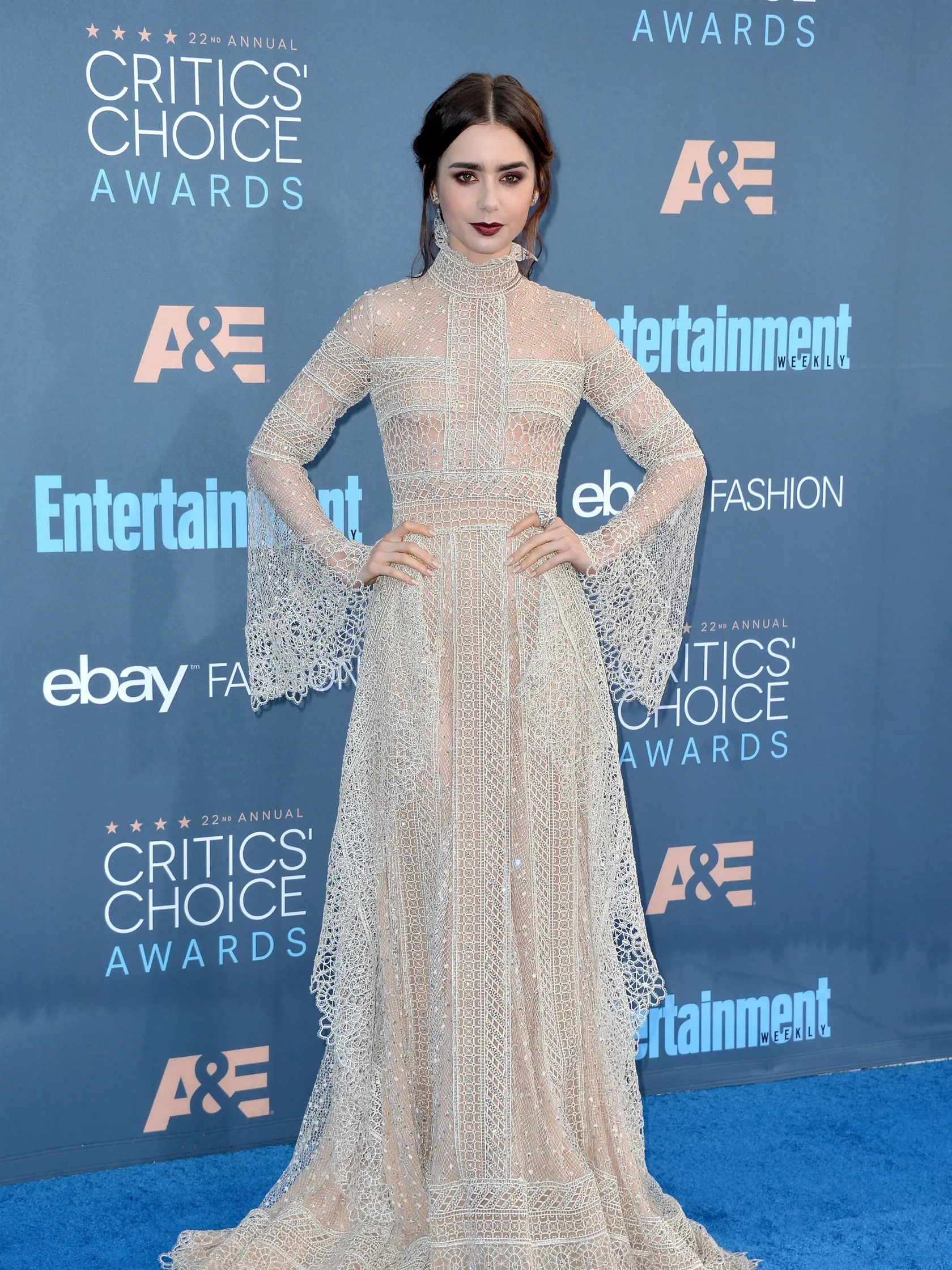Lily Collins v róbe Elie Saab