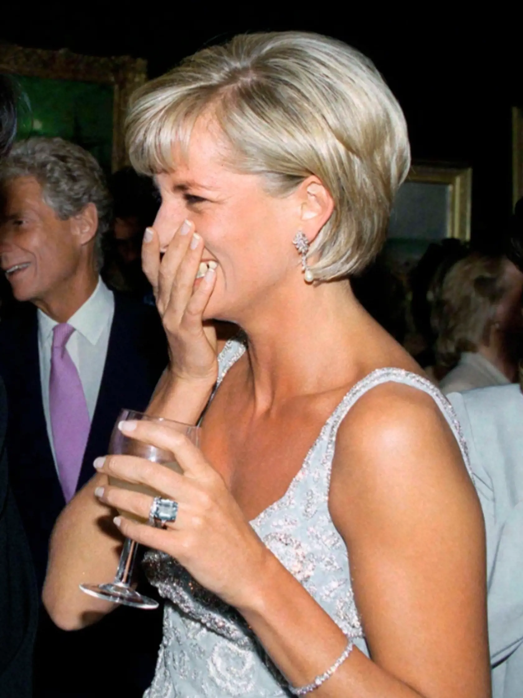 Princezná Diana dostala luxusný prsteň v roku 1981 na zásnuby Charlesom. Sochár Oscar Nemon vytvoril sadrový odliatok jej ruky s nasadeným prsteňom. Toto dielo pôjde čoskoro do dražby.