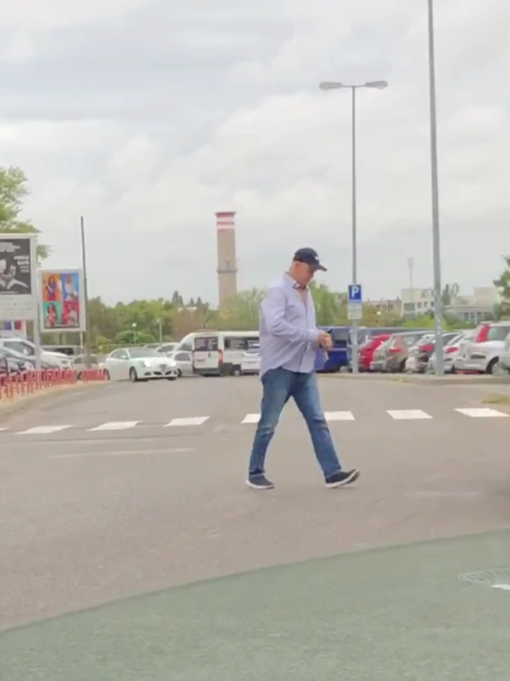Pavol Rusko si odviedol svoju manželku za ruku, pred nákupným centrom parkoval ako hulvát.