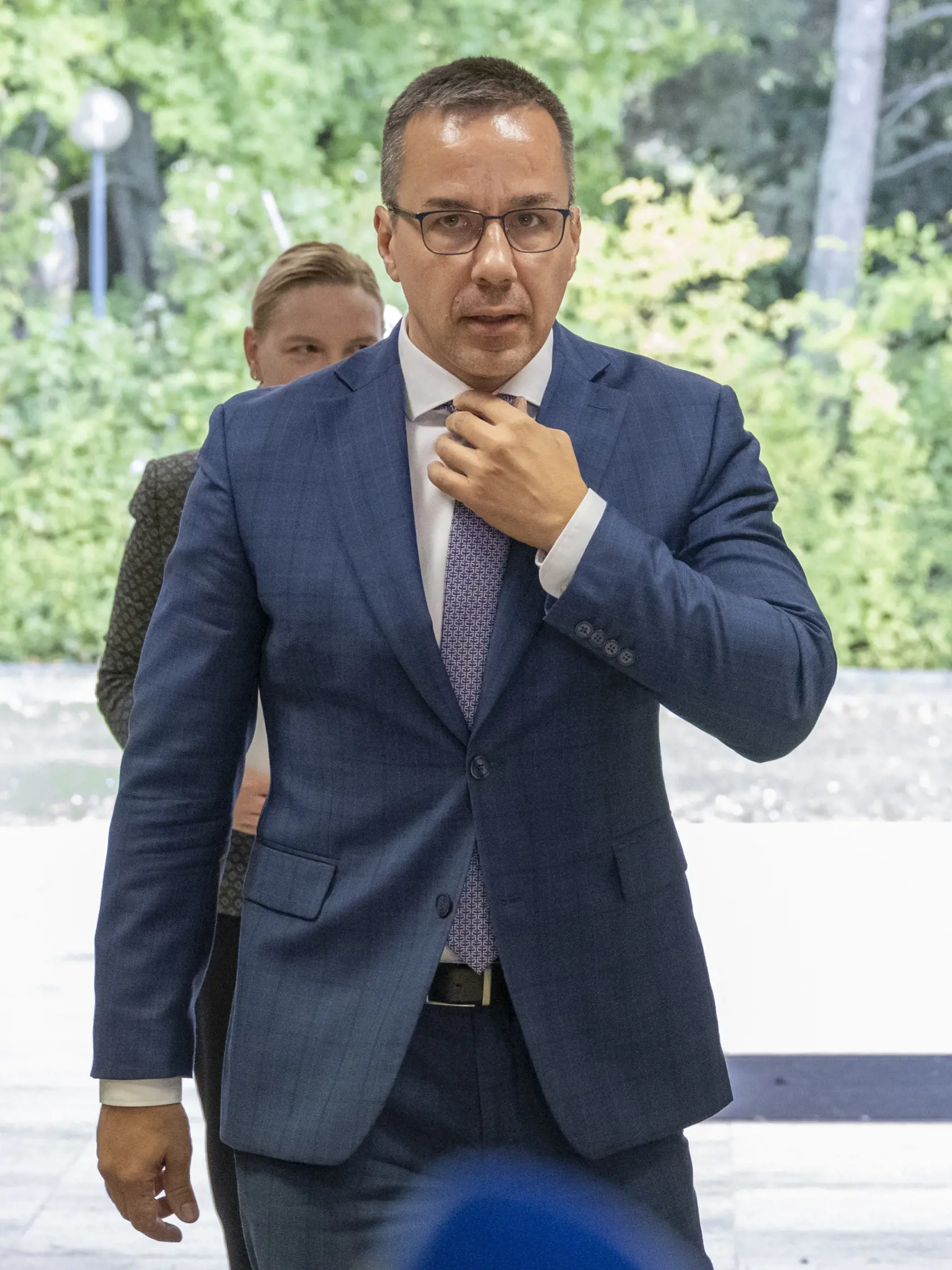 Na snímke minister práce, sociálnych vecí a rodiny SR Erik Tomáš (Hlas-SD) prichádza na 2. rokovanie vlády SR 2. novembra 2023 v Bratislave.