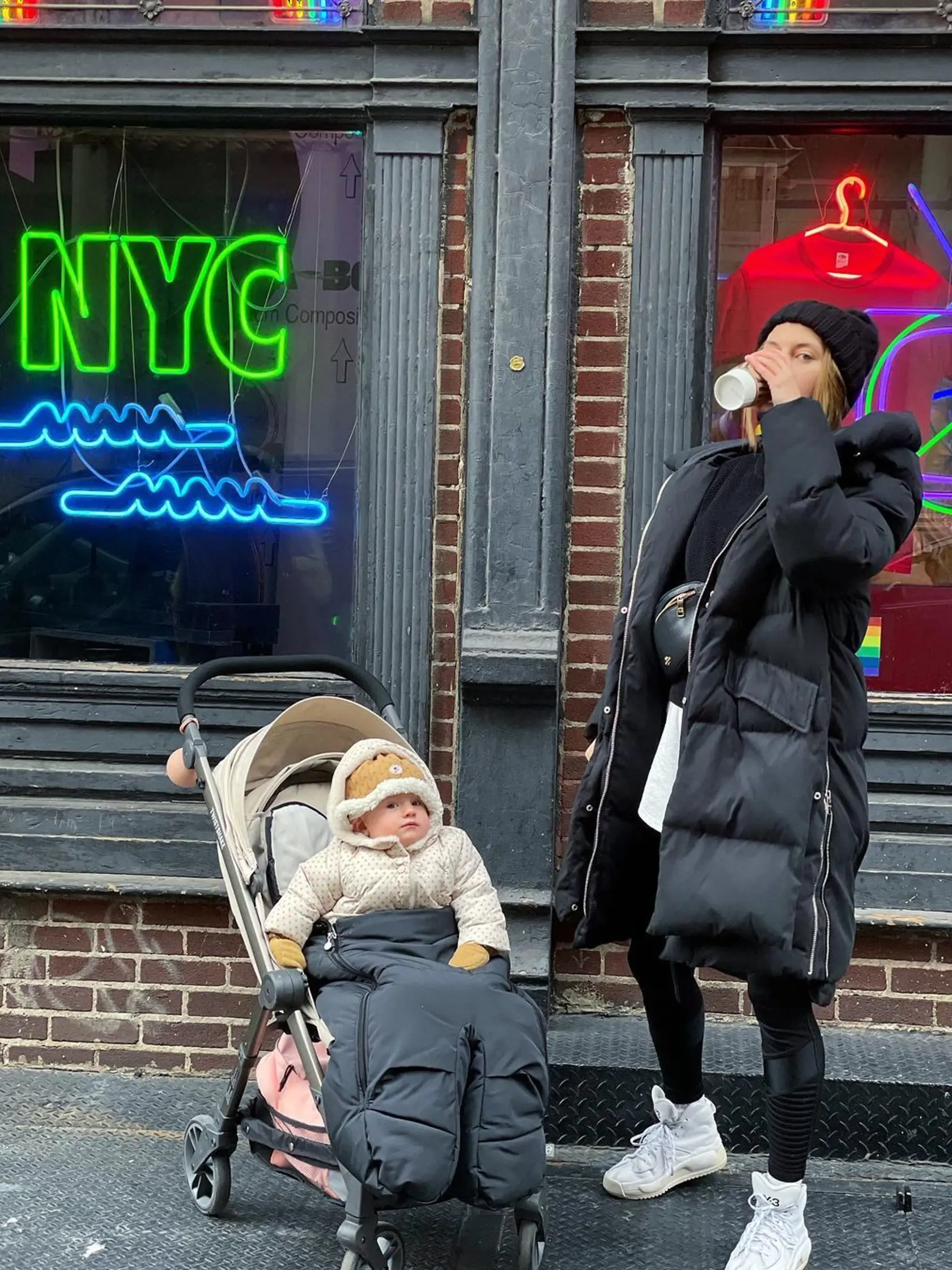 Natália trávi veľa času v New Yorku. .
