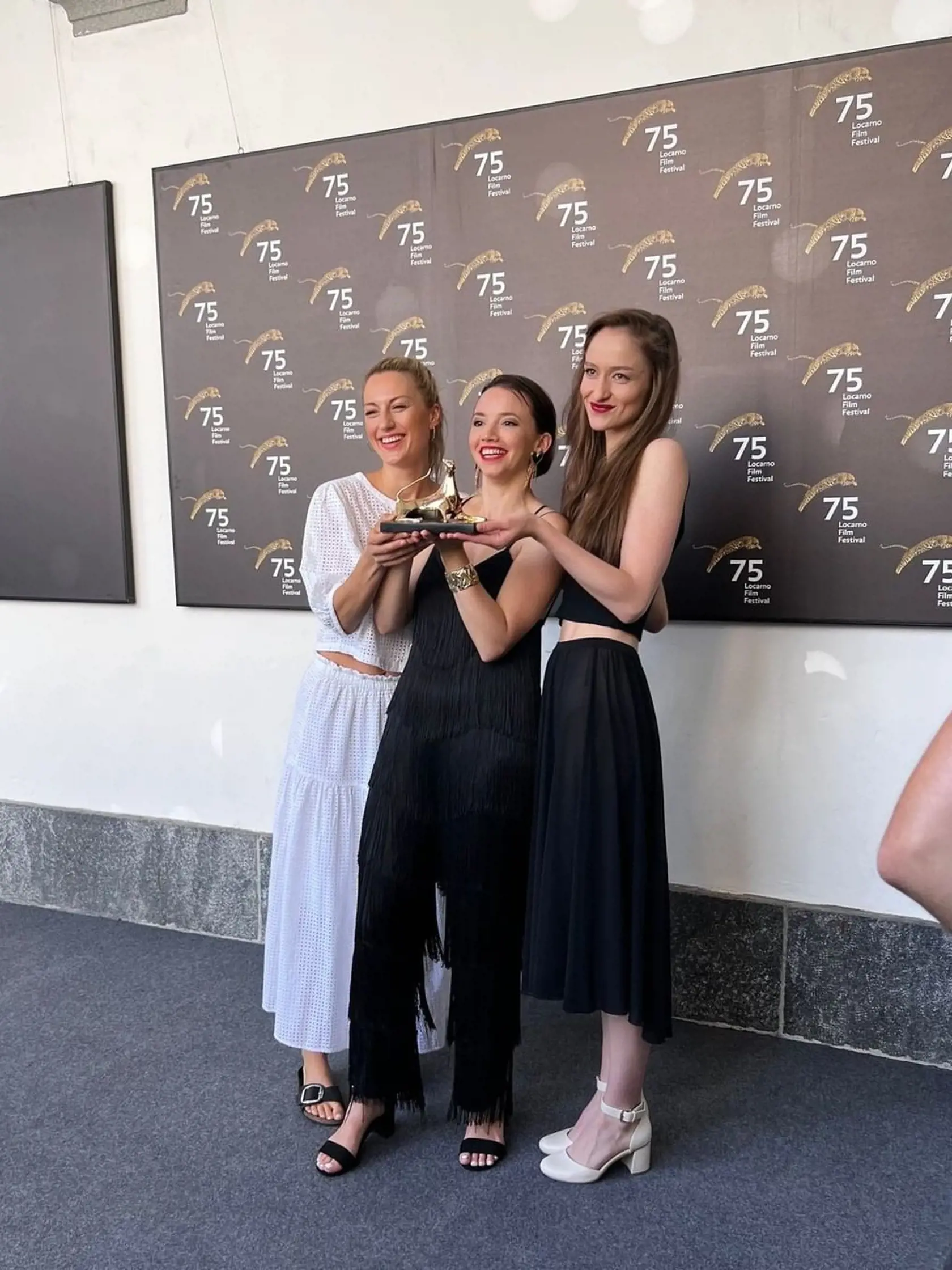 Zľava herečka Natália Germáni, režisérka Tereza Nvotová a herečka Eva Mores s ocenením Zlatý leopard za film Svetlonoc.