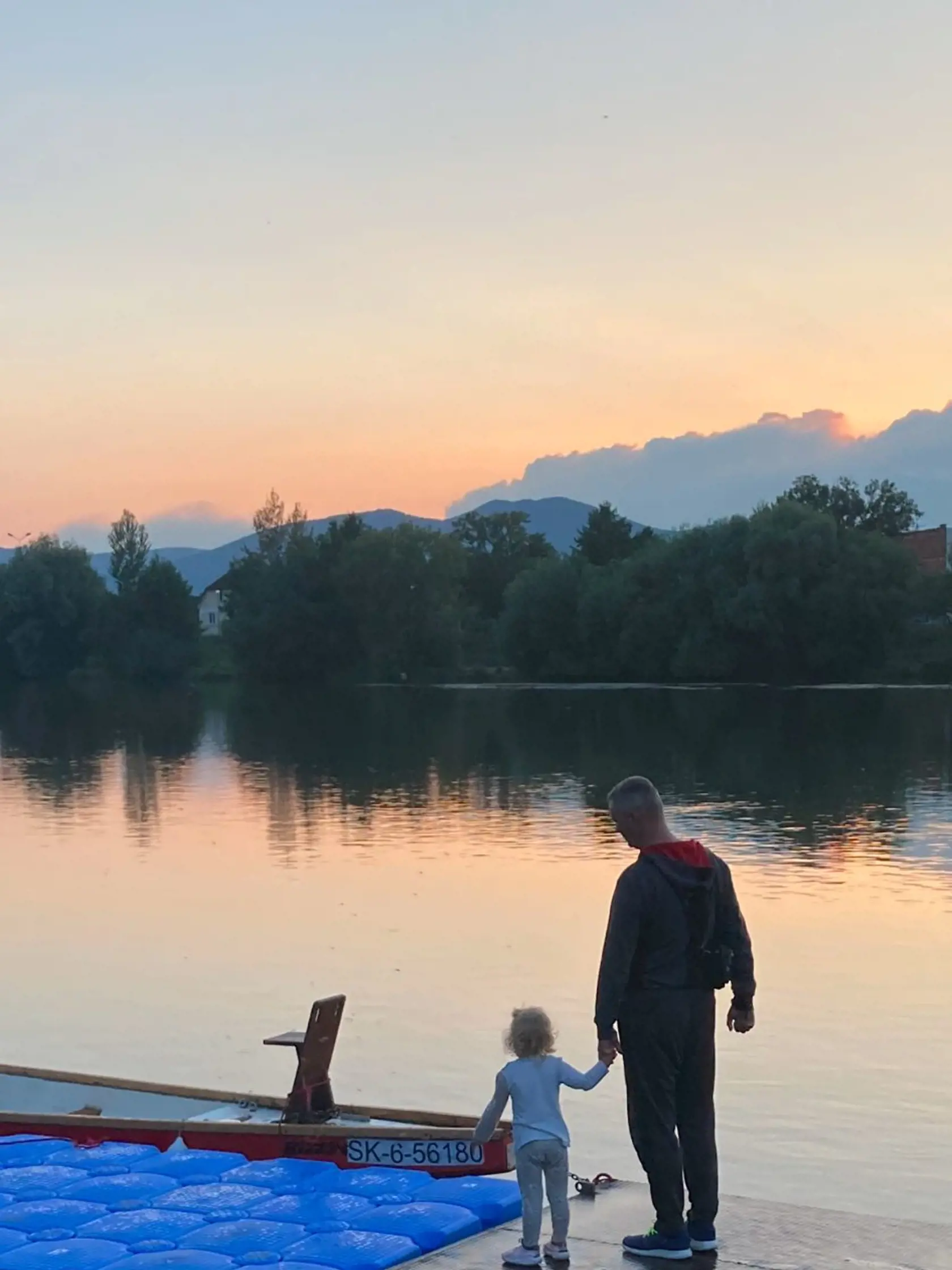 Kŕmenie vtákov je obľúbené aj u detí. Len pozor, aby ste vtáctvu zbytočne neublížili. Maličké deti zase nepúšťajte blízko k vode ani ku zvieratám.