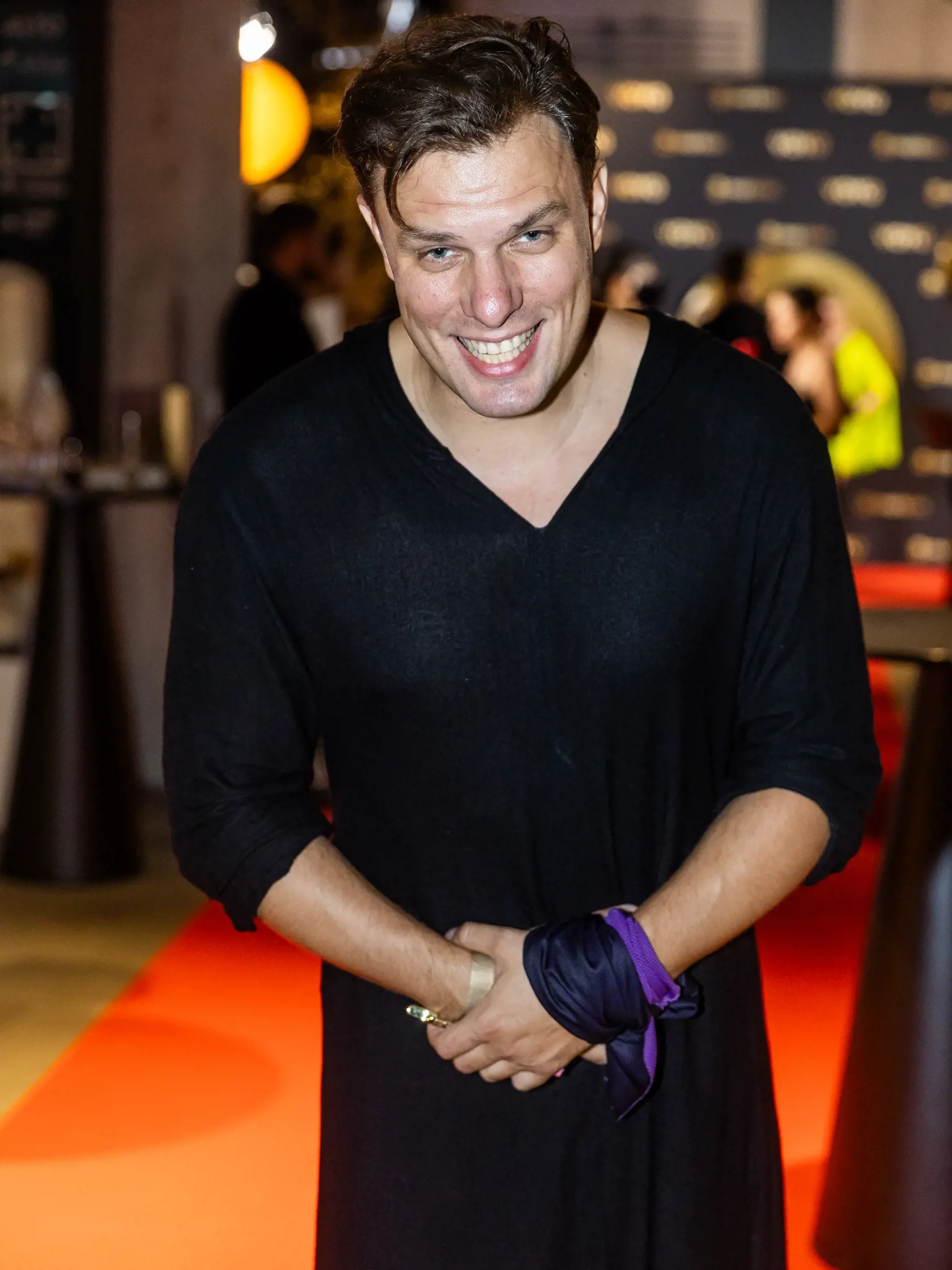 Tomáš Pokorný v pohodlnej dlhej košeli z Maroka.