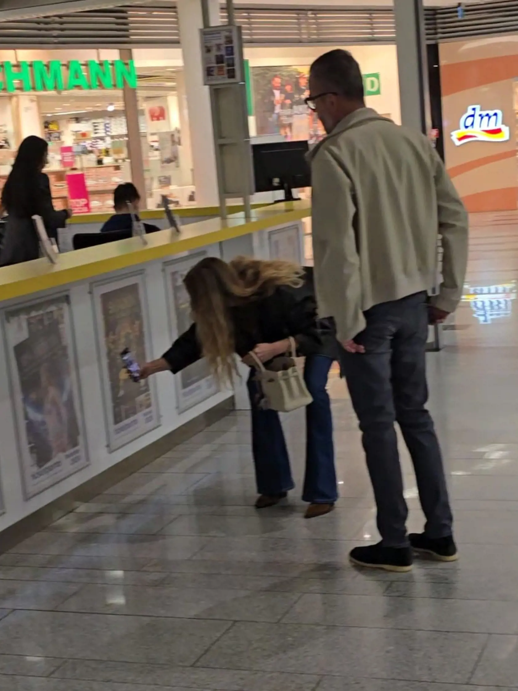 Exkluzívne zábery exministra Martina Glváča s misskou Annou Amenovou. Párik si užil spoločné chvíle v nákupnom centre, kde si obzerali obchody a najedli sa.