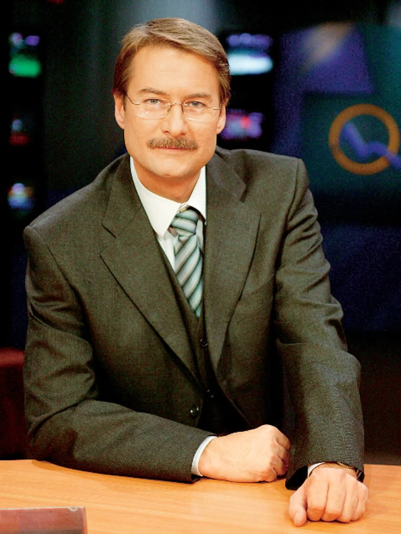 Ľubomír Karásek pôsobil niekoľko rokov v STV a neskôr zakotvil v Záhorskej Bystrici - v komerčnej televízii Markíza, kde pracoval ako moderátor večerného spravodajstva. Karásek do moderátorského kresla zasadal po boku Marianny Ďurianovej. Ešte pred Ďurianovou však moderoval s bývalou markizáčkou Andreou Vadkerti. Karáskovu úspešnú televíznu prácu však nečakane prerušila vážna dopravná nehoda vo februári 2005. Tá následne ukončila jeho moderátorskú kariéru. Markizák mal krvácanie do mozgu, pomliaždené pľúca a zranil si krčné stavce. Vážne zranenia ho pripútali o lôžko, pričom sa musel odznova učiť rozprávať, čítať i písať. Keď sa konečne zotavil a vrátil do normálneho života, Markíza ho síce opäť prijala na moderátorský tréning, no miesto v správach po boku Marianny Ďurianovej mu už nevrátila. Nahradil ho Rasťo Žitný, ktorý paradoxne po nehode v júli 2008 skončil tiež vo vážnom stave a moderátorskú kariéru zavesil na klinec. Vážna nehoda, ktorá ho takmer stála život, však v jeho prípade nebola jediná. V októbri 2008 ho kolízia neďaleko Trnavy opäť pripútala na nemocničné lôžko. Jeho auto ostalo totálne zdemolované.„Necítim sa dobre fyzicky, psychicky to ujde. Dve rebrá mám zlomené, prasknutý kĺb v ramene a roztrhnuté väzivo v pletenci ramena,“ vyjadril sa Karásek dva dni po nehode. V roku 2009 sa bývalá tvár markizáckeho spravodajstva stala hovorcom ministra dopravy, pôšt a telekomunikácii, ale ešte v skúšobnej dobe tento post opustil. V roku 2014 začal pracovať pre televíziu Z, no po pár mesiacoch, v decembri 2014, sa s ním kompetentní rozlúčili. Od tej doby sa Karásek z mediálneho sveta stiahol.