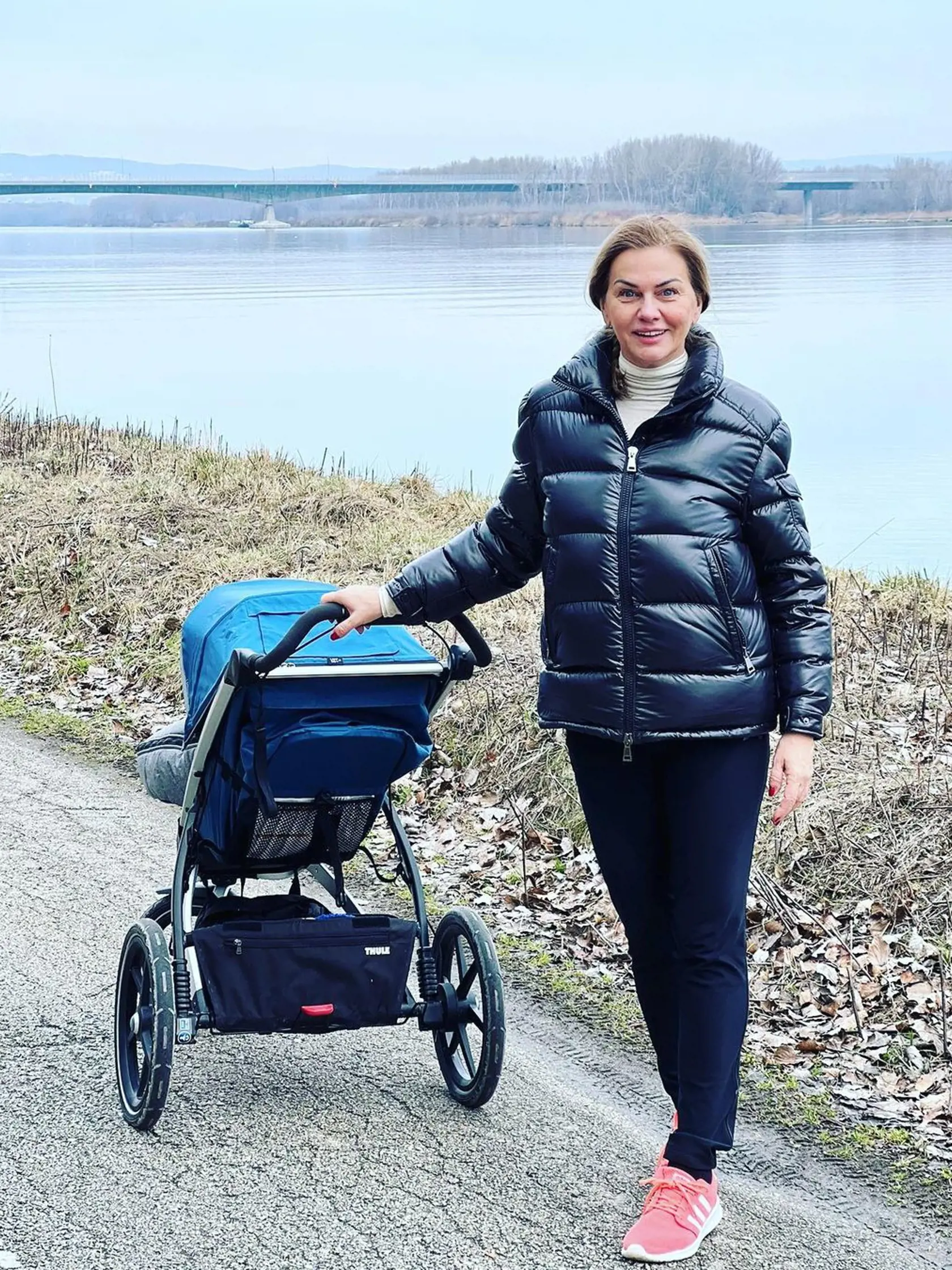 Monika Beňová si užíva dlhé prechádzky s dcérkou