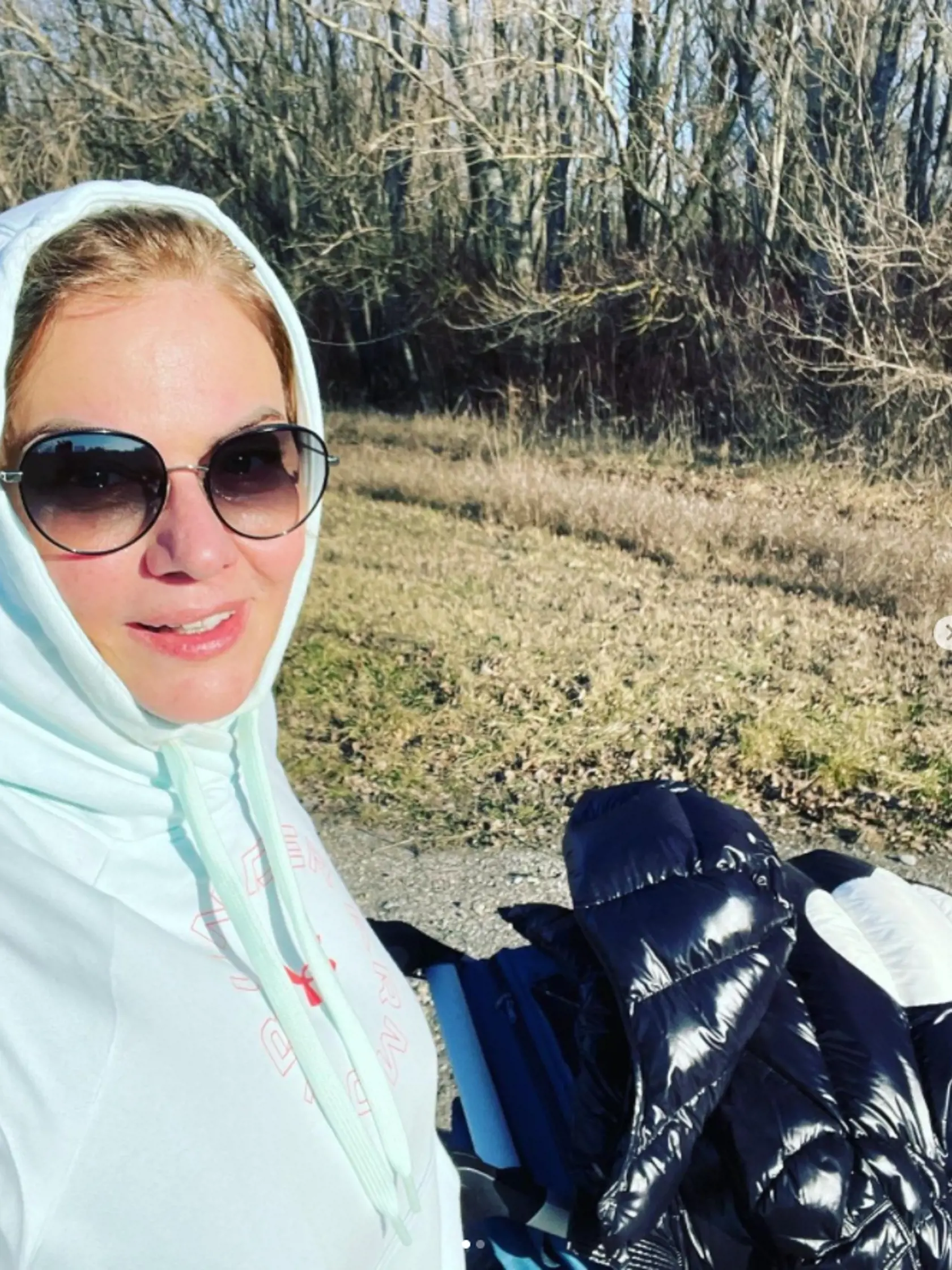 Monika Beňová sa vybrala kočíkovať Leušku v teplákovej mikine.