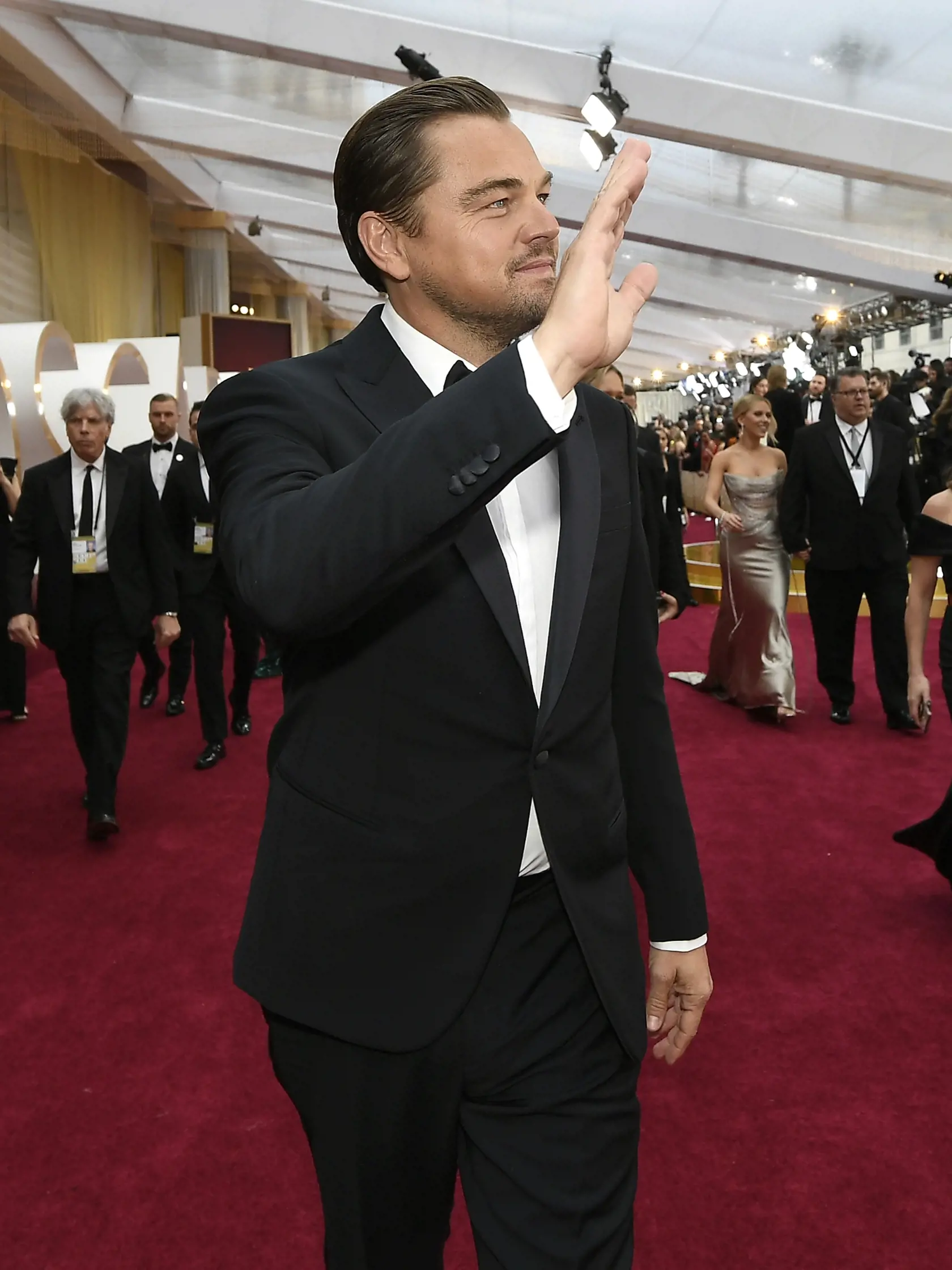Leonardo DiCaprio a jeho priateľka, modelka Camilla Morrone, prišli na červený koberec osobite.