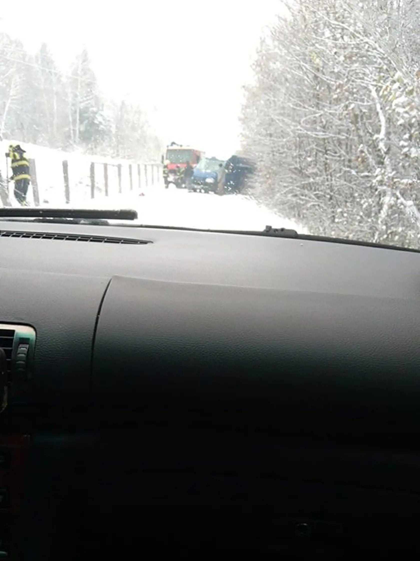 Cestu medzi Skárošom a Holloházou policajti uzavreli.
