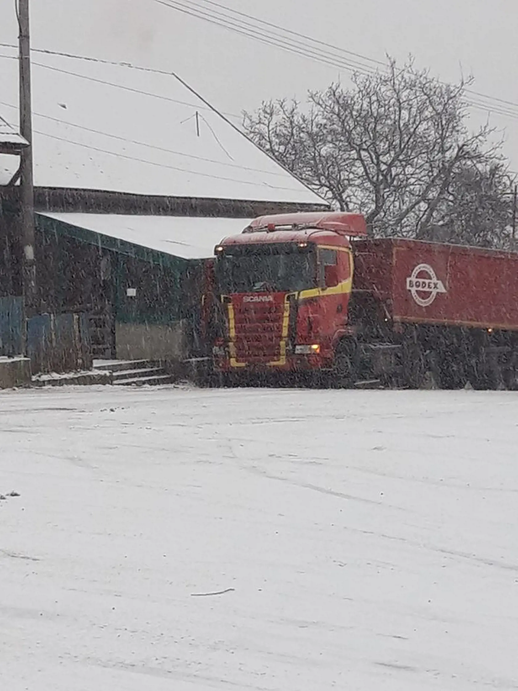 V Slanci nehoda kamión, ktorý narazil do budovy krčmy.