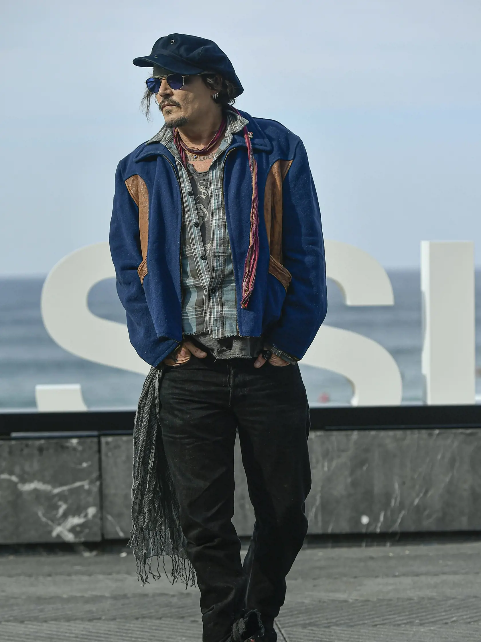 EBE 23 San Sebastián - Na snímke americký herec Johnny Depp pózuje počas fototermínu na 69. ročníku filmového festivalu v San Sebastiáne v severnom Španielsku v stredu 22. septembra 2021. Johnny Depp si prevezme Cenu Donostie za prínos v kinematografii. FOTO TASR/AP

US actor Johny Deep poses during a photocall at the 69th San Sebastian Film Festival, in San Sebastian, northern Spain, Wednesday, Sept. 22, 2021. Johny Depp will be receiving on the night Donostia Award for his contribution to the 