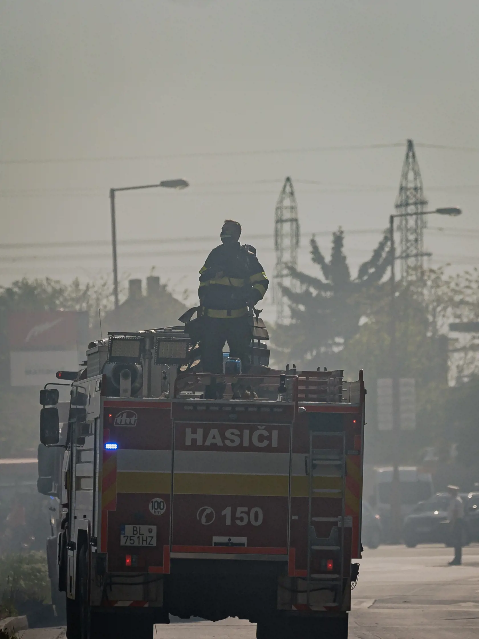 Príslušníci Hasičského a záchranného zboru mesta Bratislavy bojujú s požiarom skladovacích priestorov na Kazanskej ulici.