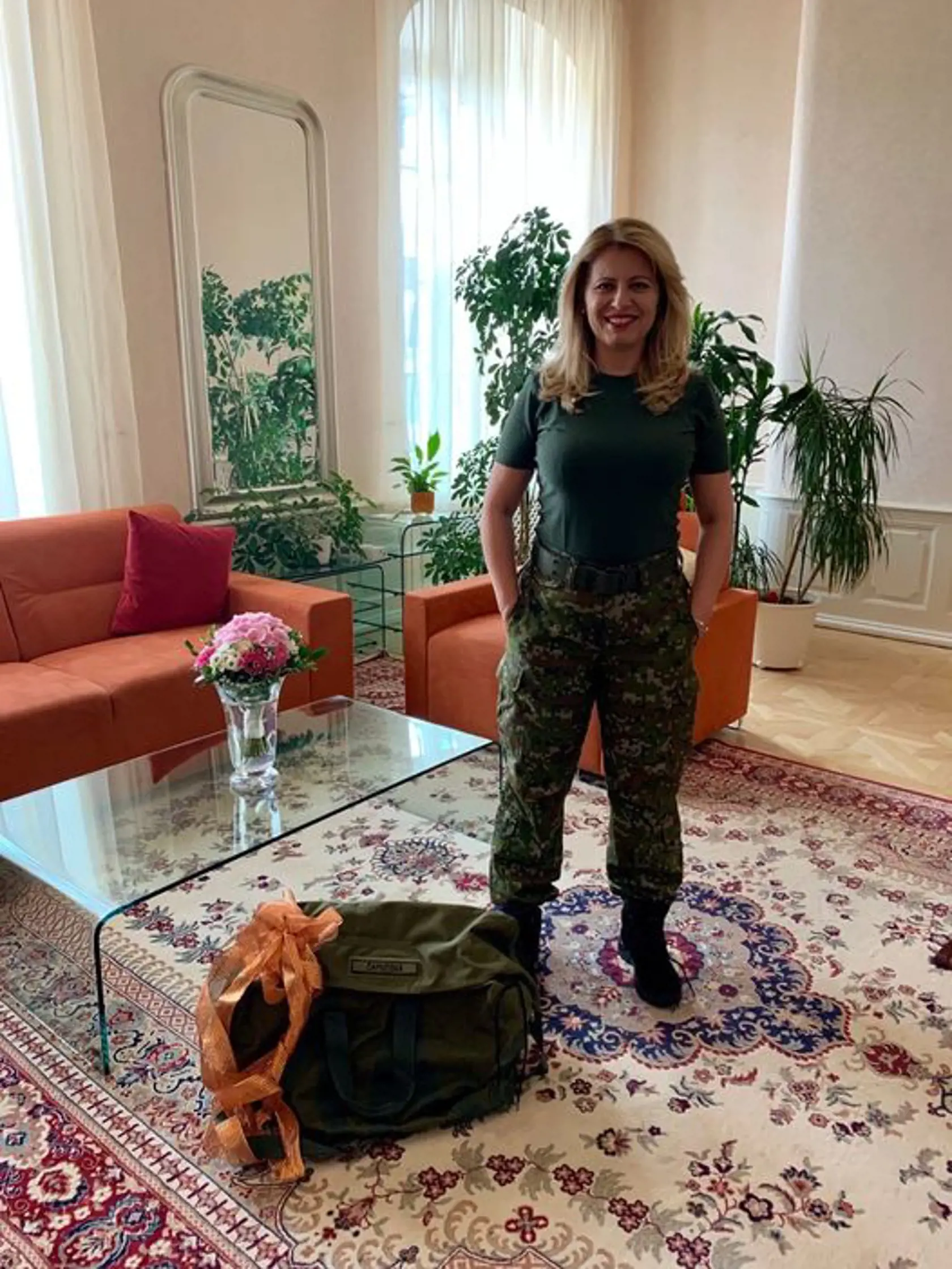 Prezidentka Zuzana Čaputová si vojenskú uniformu aj vyskúšala.