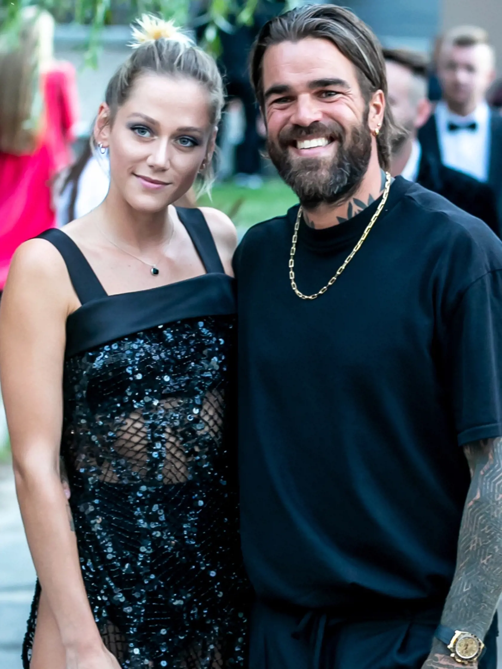 Na snímke je Emma Drobná a Filip Šebo ako prichádzjú na priamy prenos Miss Slovensko 2021.