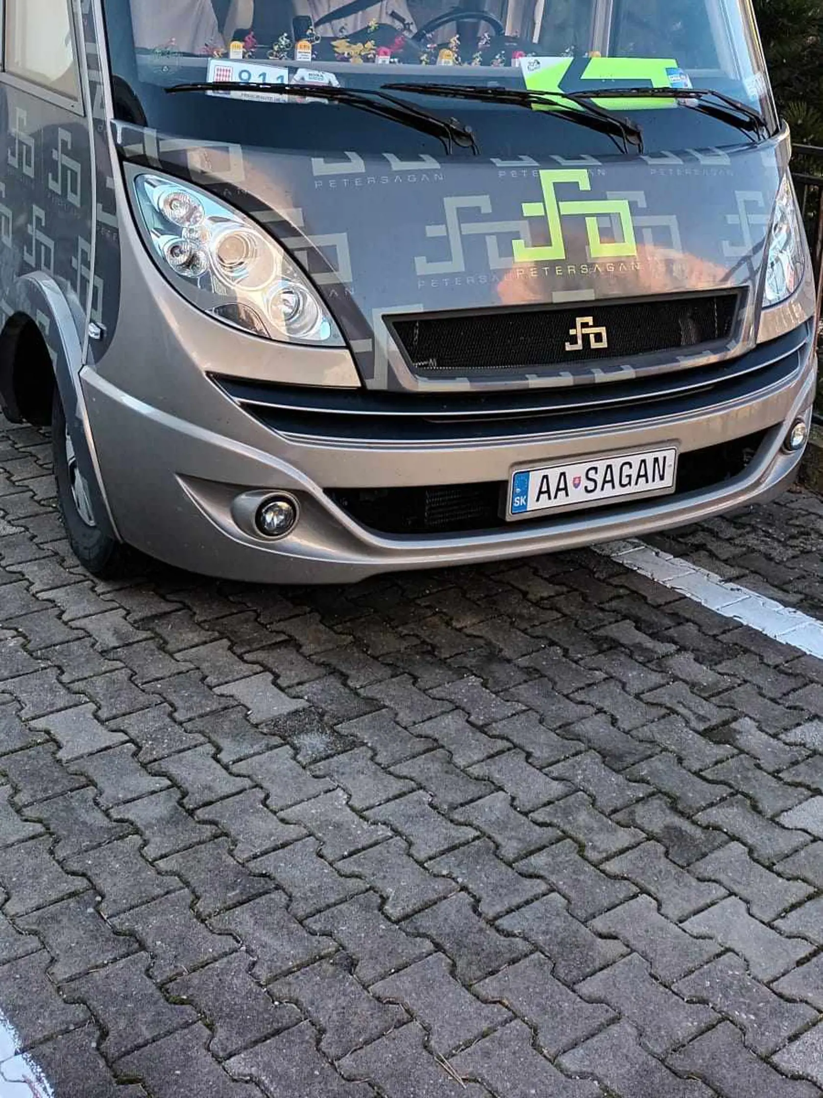Karol Lipovský z Trnavy je zrejme najväčším fanúšikom Petra Sagana. A nie len tým, že má Saganove auto, ale už aj ešpézetku AA SAGAN.