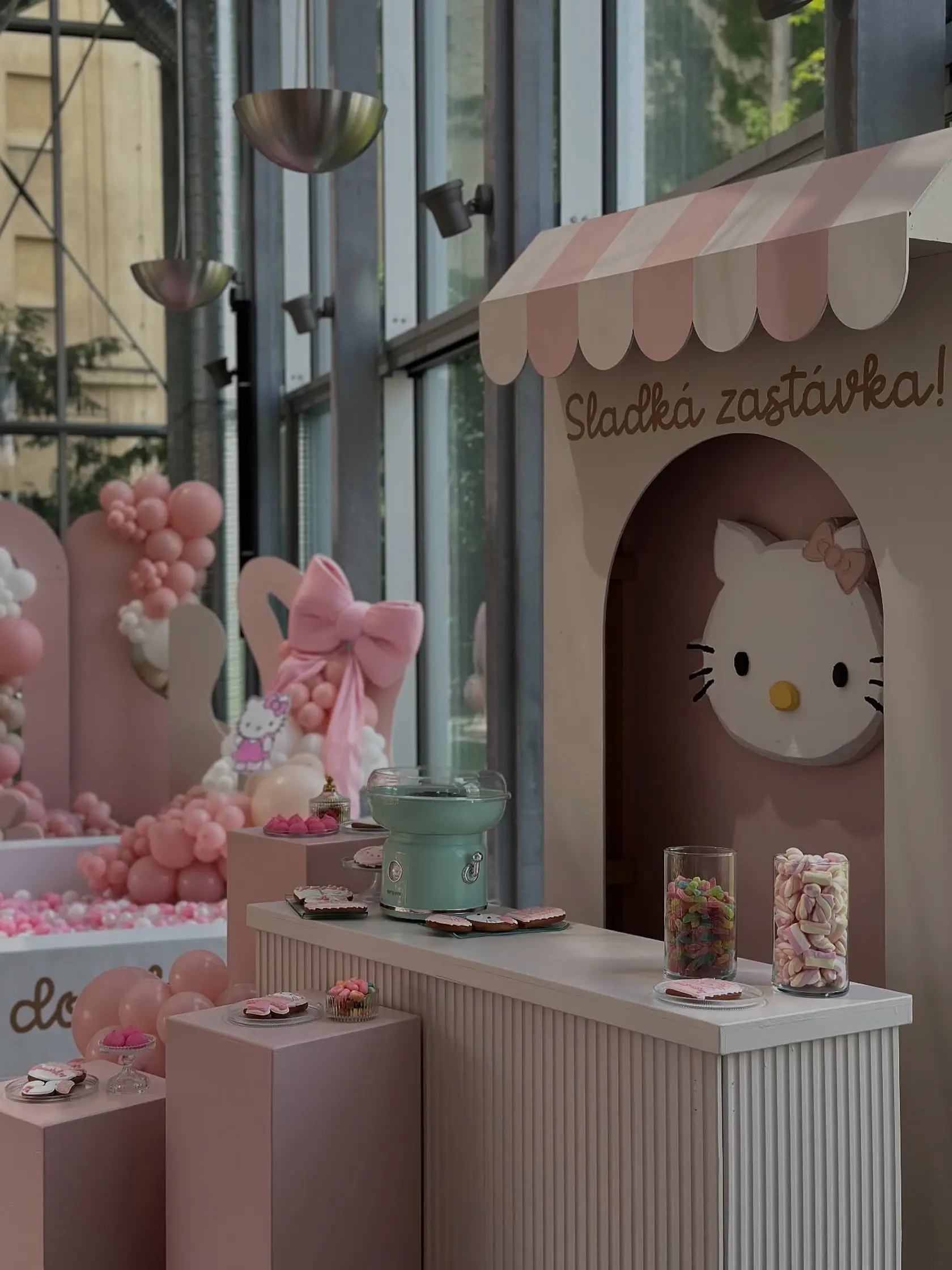 Monika Bagárová: Oslava 5. narodenín Ruminky sa niesla v znamení ružovej, balónikov a princezien. Nechýbala ani Hello Kitty. Candybar