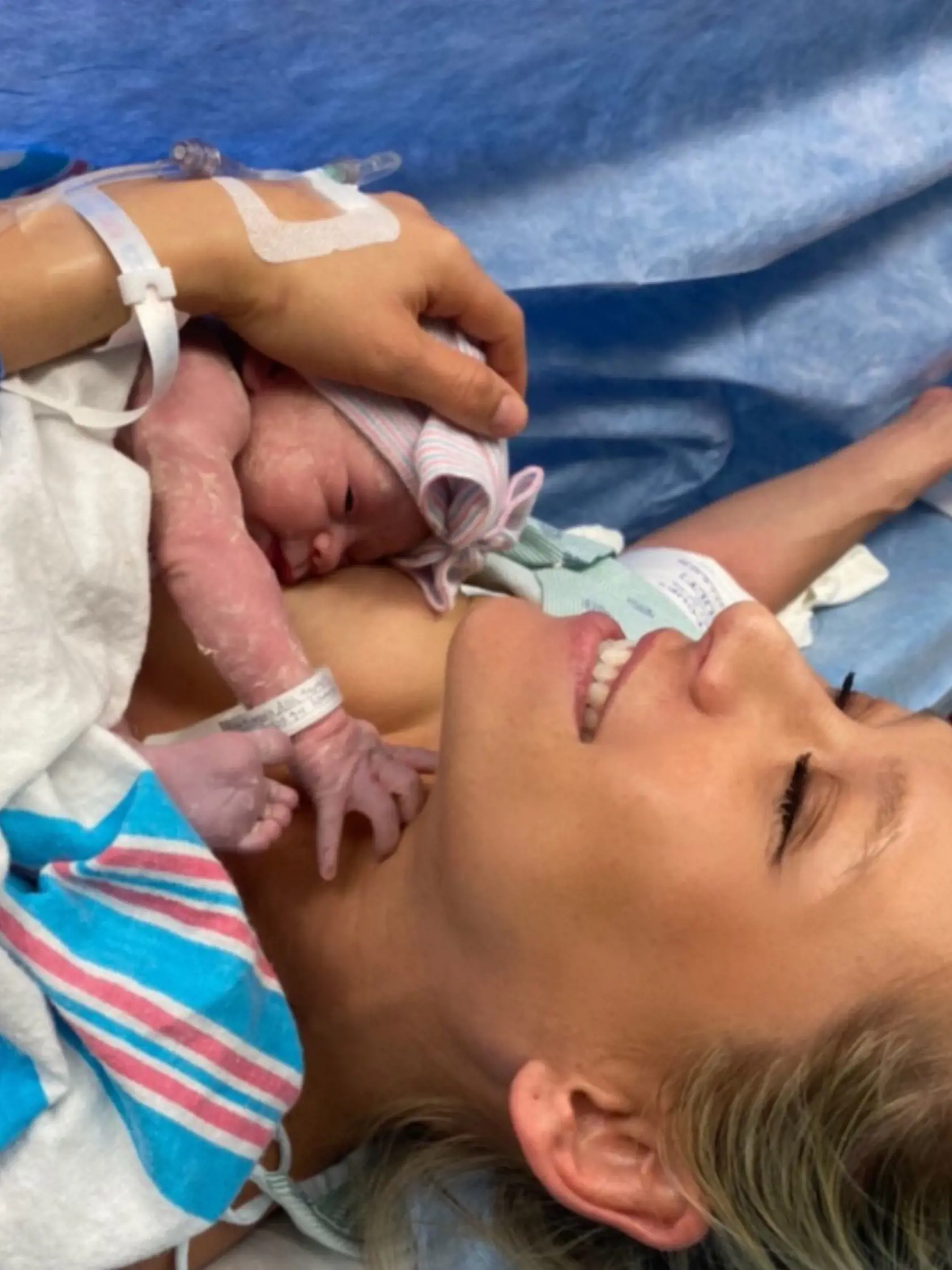 Anna Kournikova priviedla na svet malú Mashu, svoje tretie dieťa.