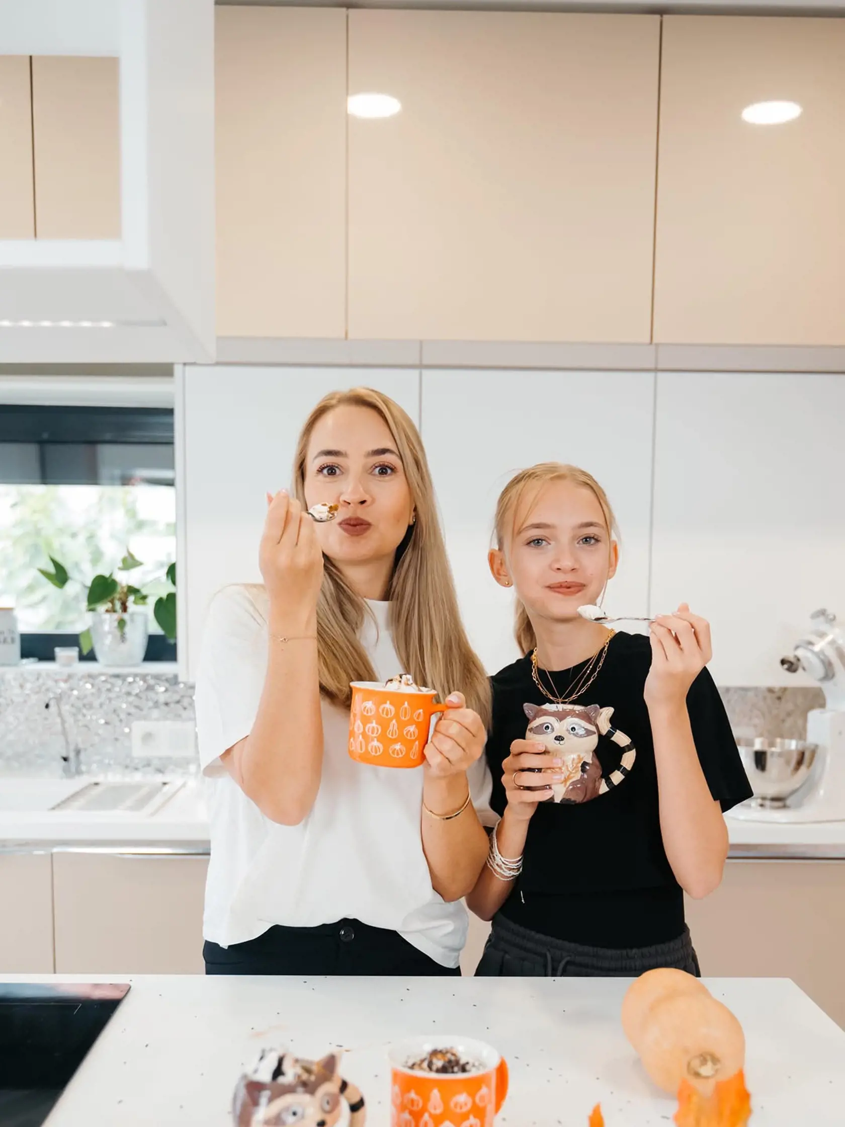 Barbora Krajčírová s dcérou si vychutnávajú domáce tekvicové laté - máme recept!
