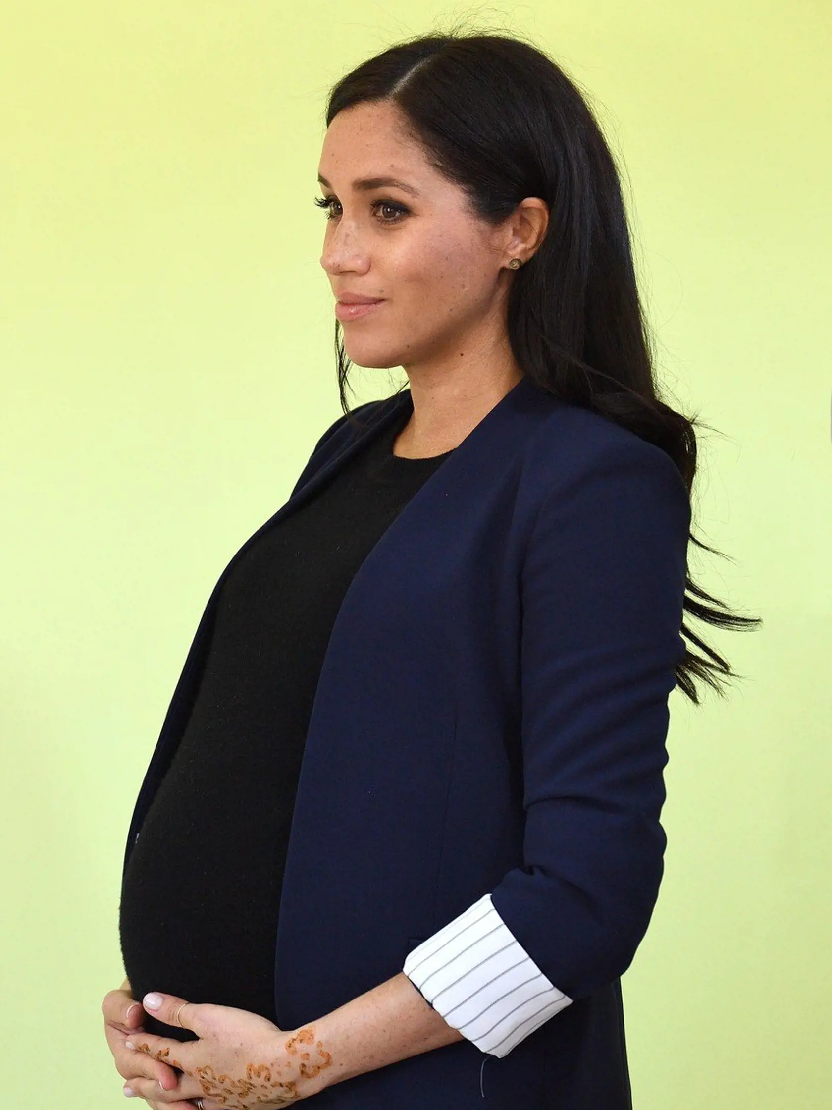Pre rýchlo rastúce brucho Meghan strávila desiatky hodín skúšaním nových tehotenských šiat.