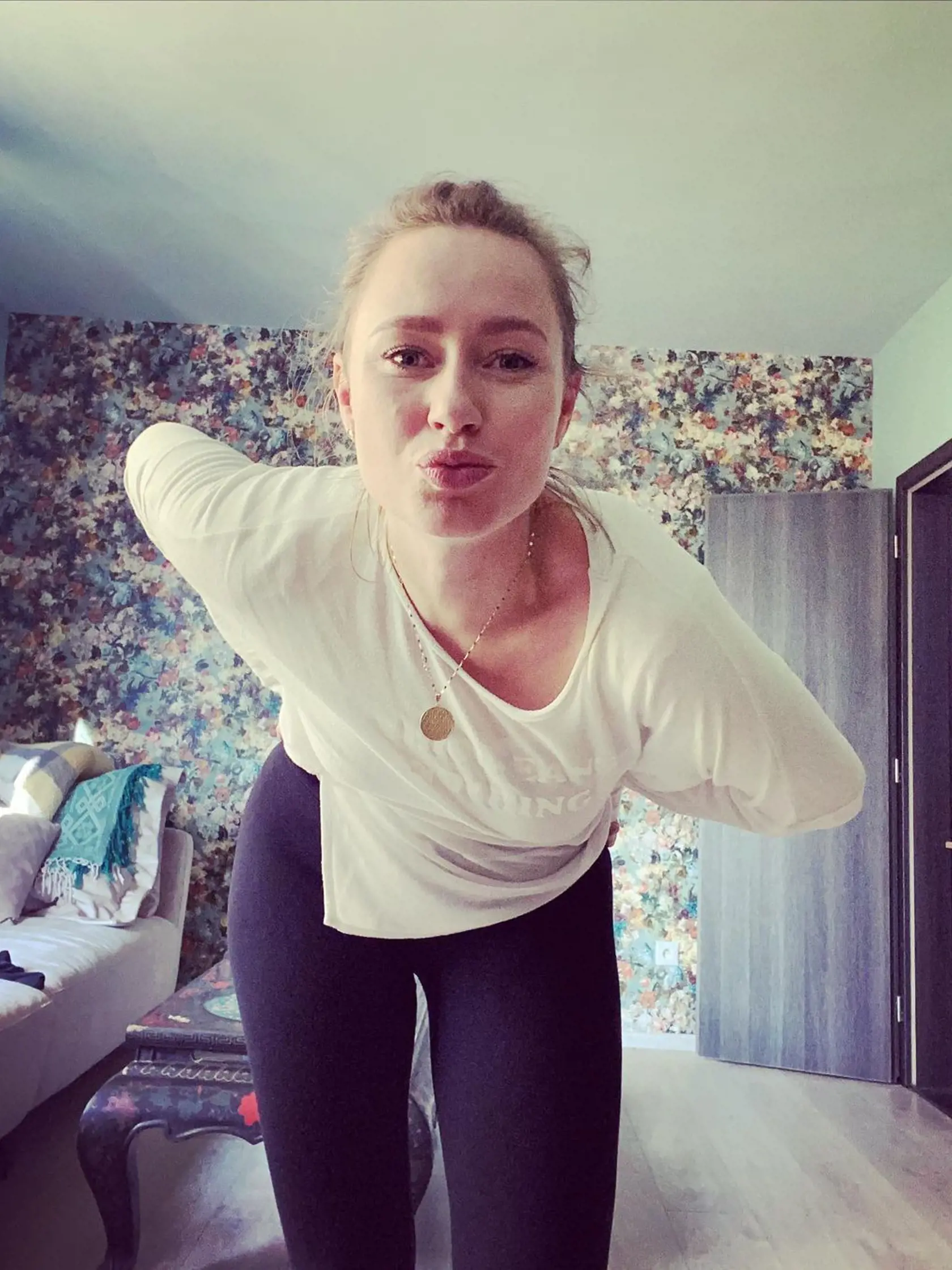 Natália Puklušová posiela pusu kamarátke Dominike Kavaschovej.