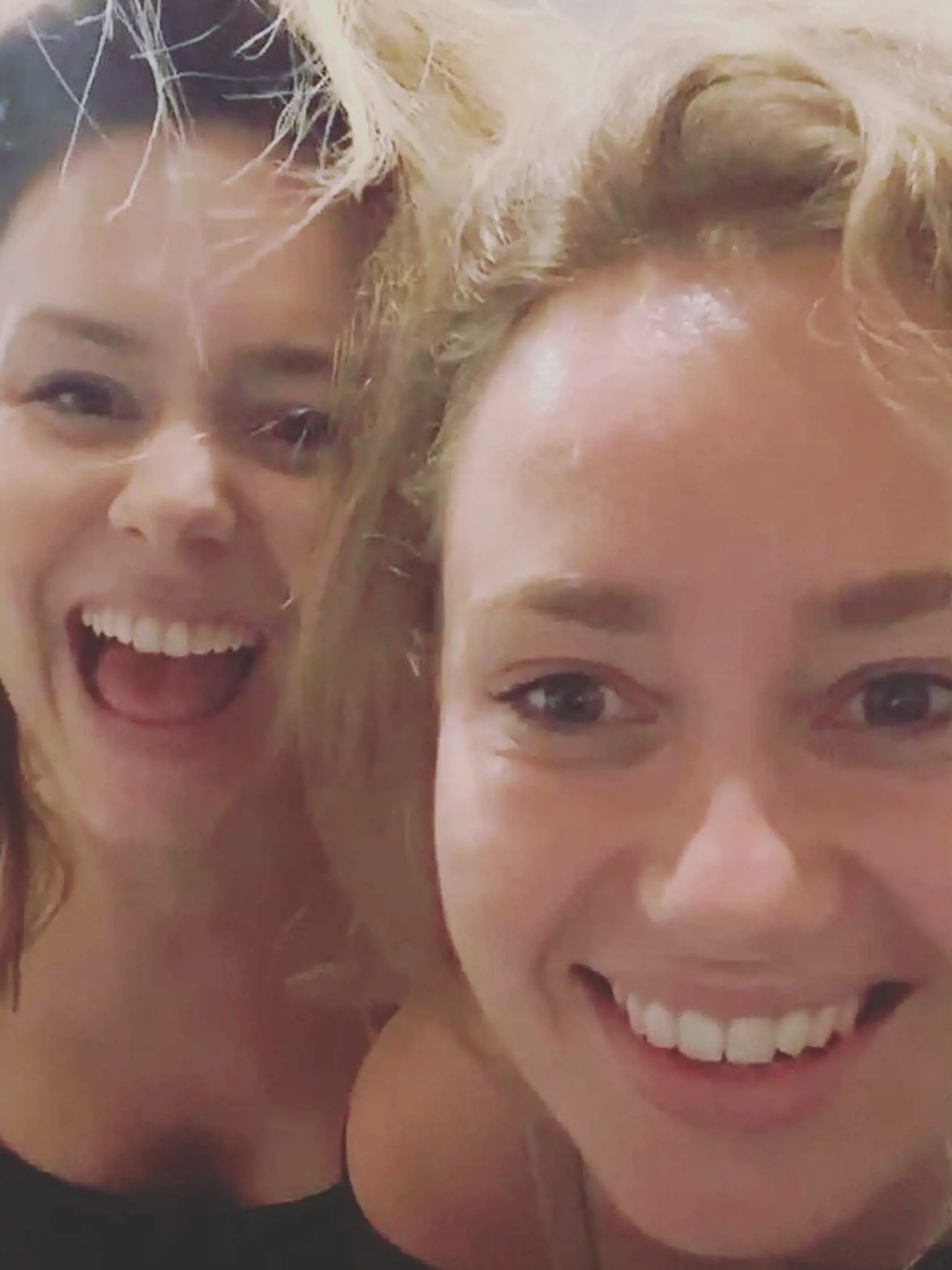 Na nič sa nehrajú. Za varením na @tepsoviny stoja tieto dve vysmiate herečky -- Natália Puklušová a Dominika Kavaschová.