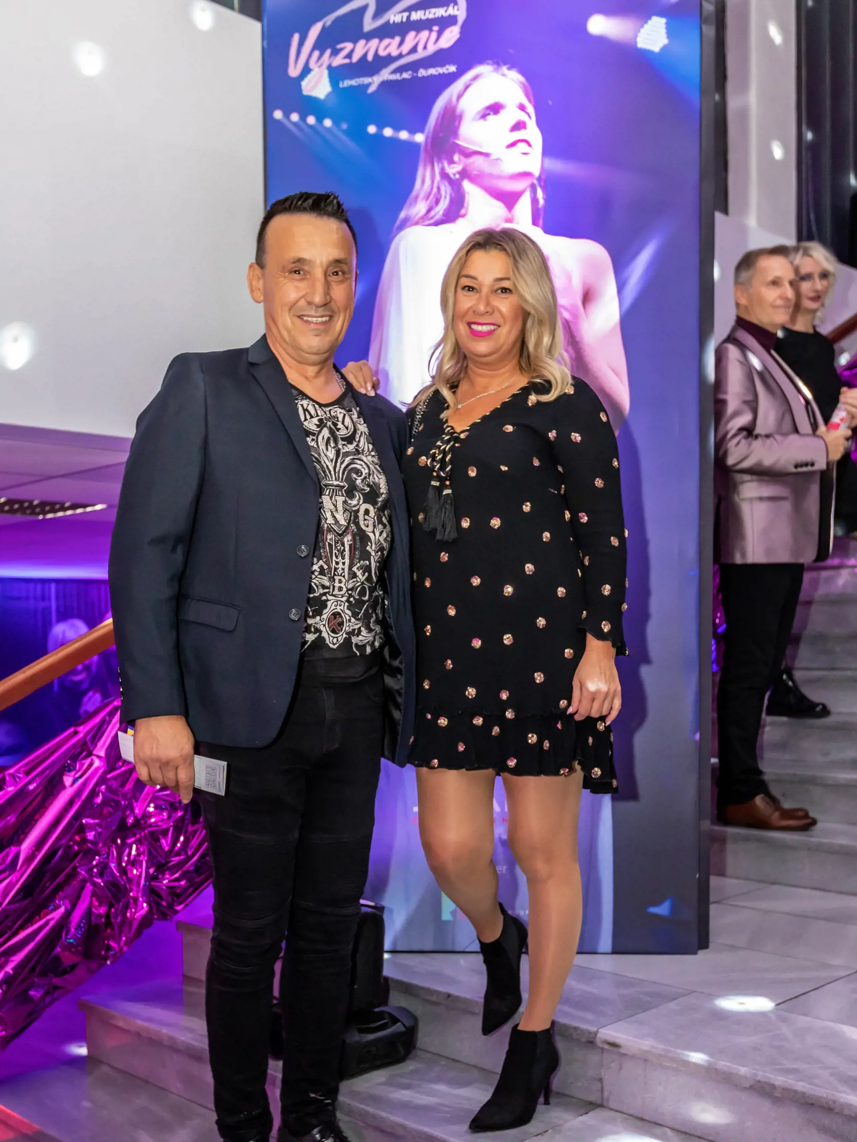 V Iuvente sa konala premiéra muzikálu Vyznanie. Na snímke je spevák Pavel Drapák s manželkou. 