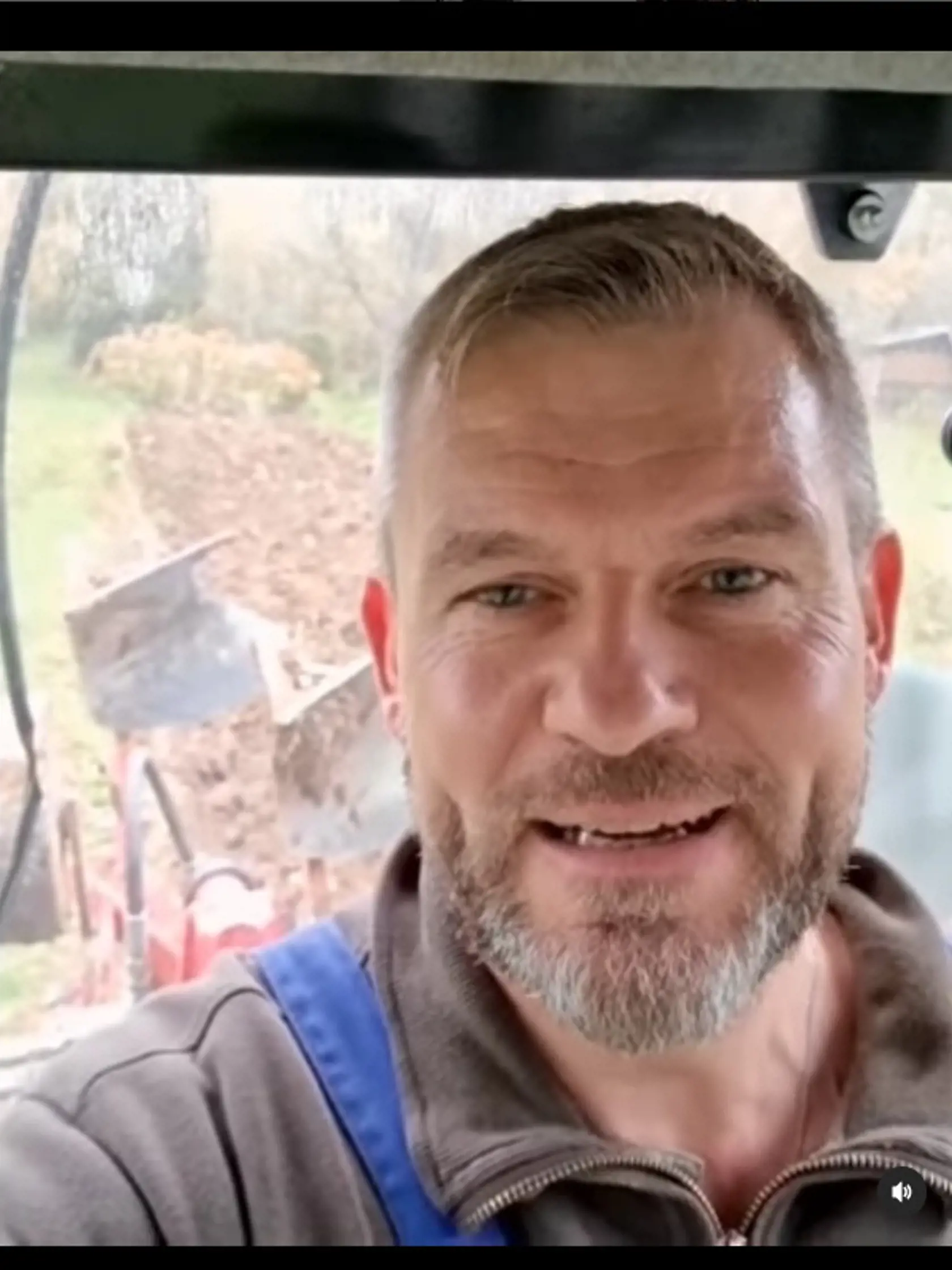 Peter Pellegrini, predseda Hlasu odvolil v Banskej Bystrici, poobede sa prezliekol do montérok pooral záhradu sebe aj svojim susedom.