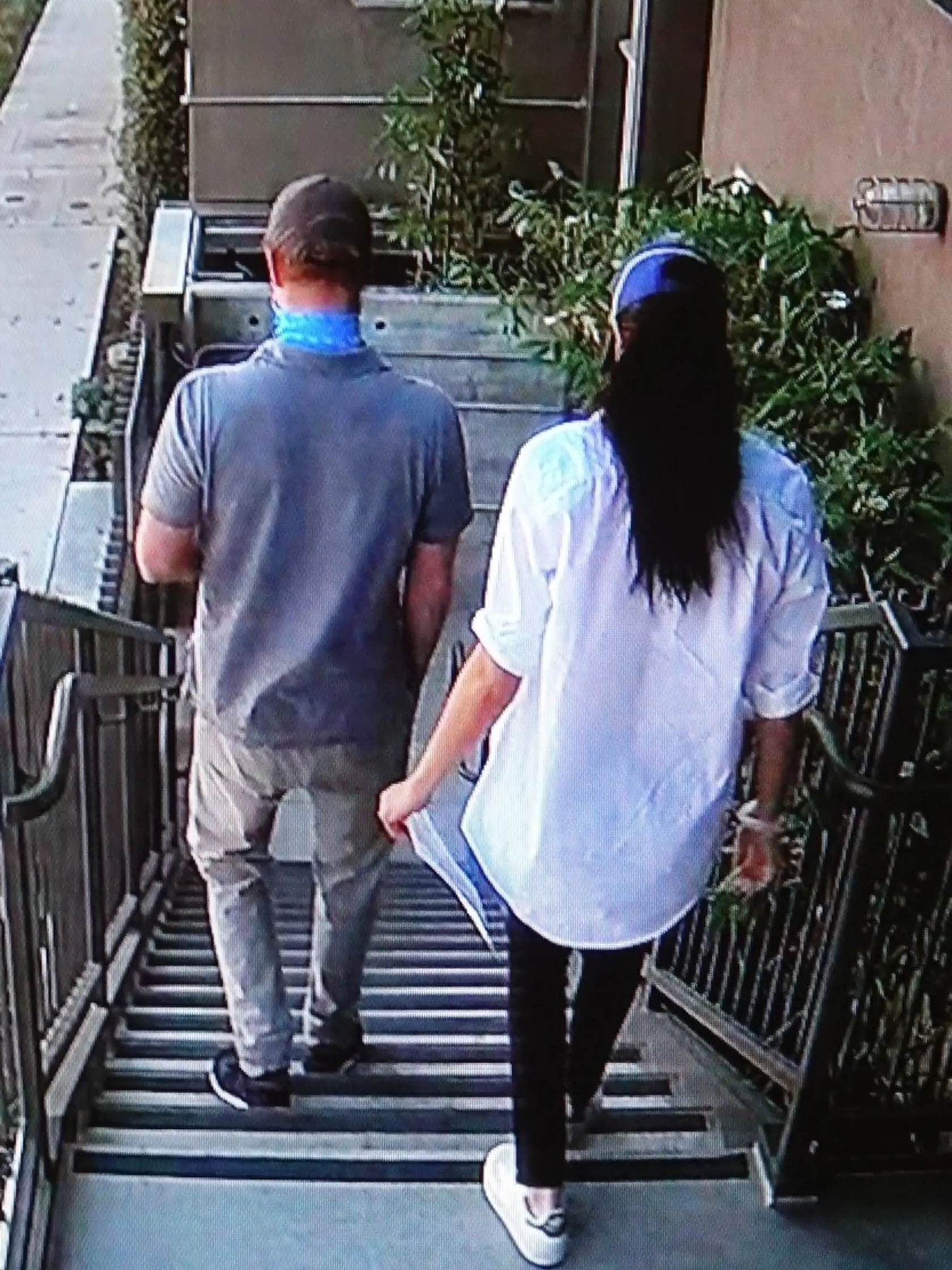 Meghan a Harry roznášajú jedlo chorým a chudobným.
