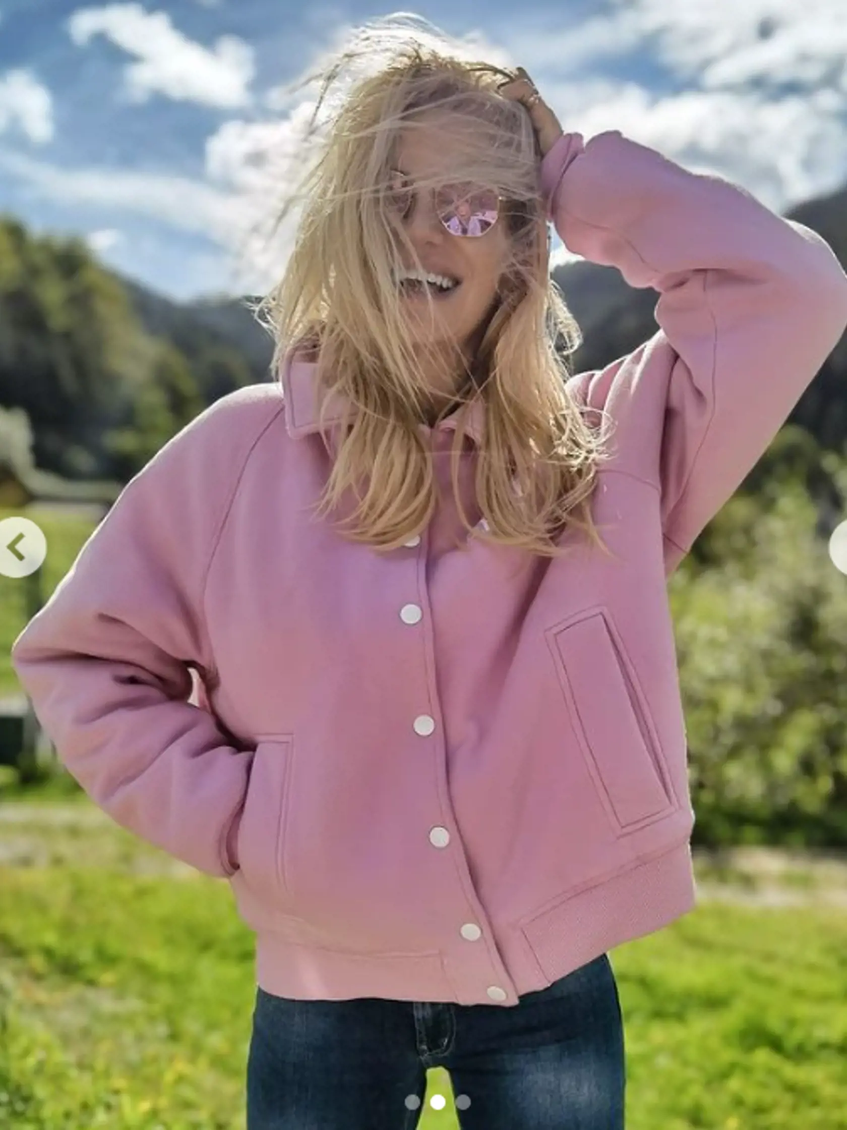 Dôkaz, že ružová blond vlasom pristane.