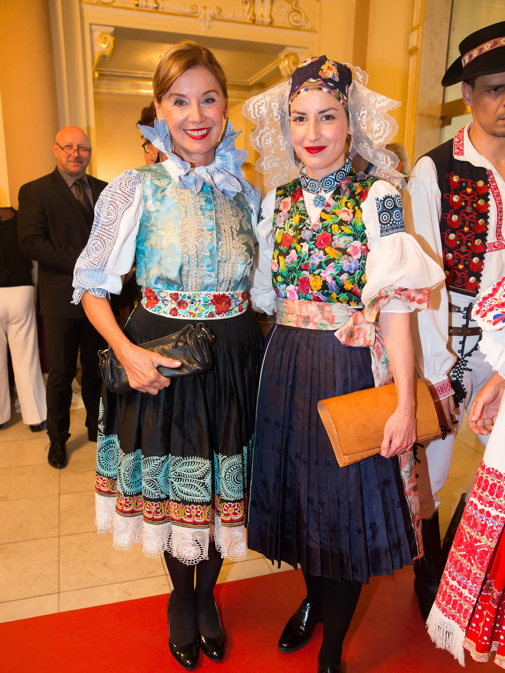 Alena Heribanová s dcérou Tamarou prišli obe v kroji z Hornej Stredy.