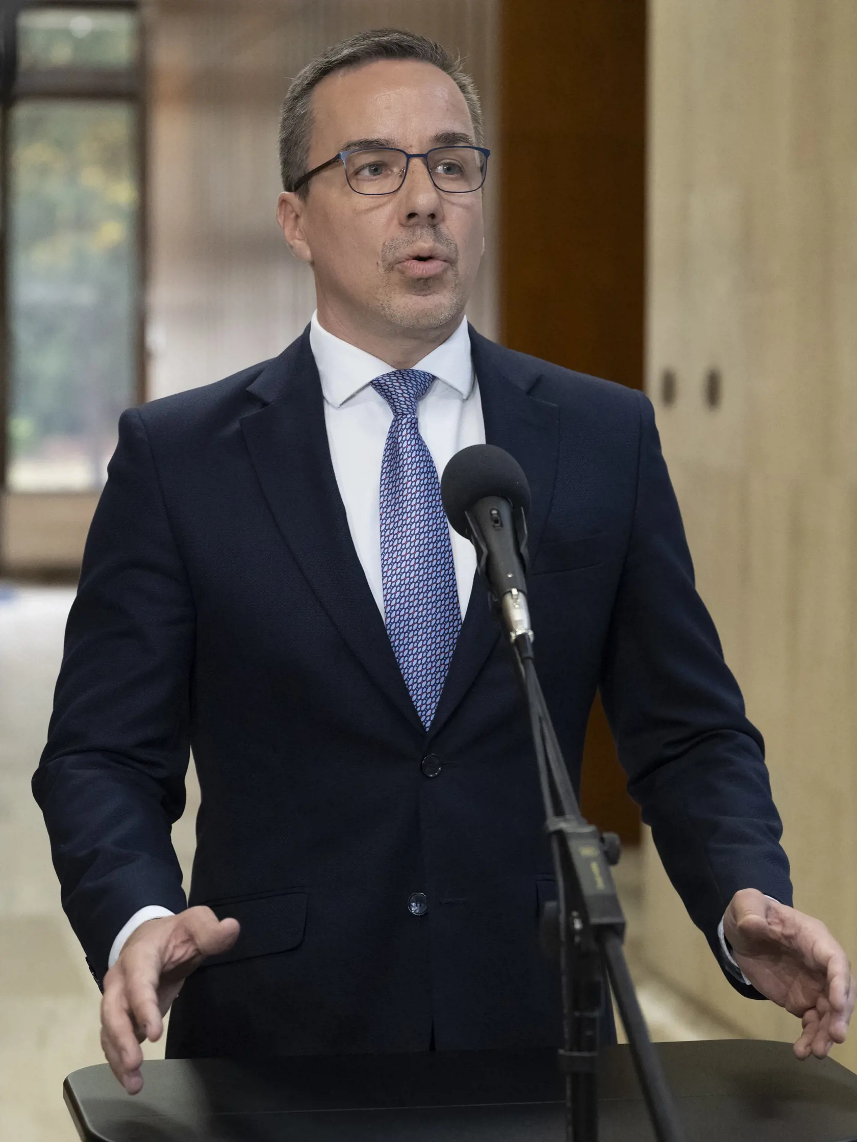 Na snímke minister práce, sociálnych vecí a rodiny SR Erik Tomáš (Hlas-SD) odpovedá na otázky novinárov po skončení 4. zasadnutia vlády SR, na ktorom sa schválilo programové vyhlásenie vlády v Bratislave v pondelok 13. novembra 2023. FOTO TASR - Martin Baumann
