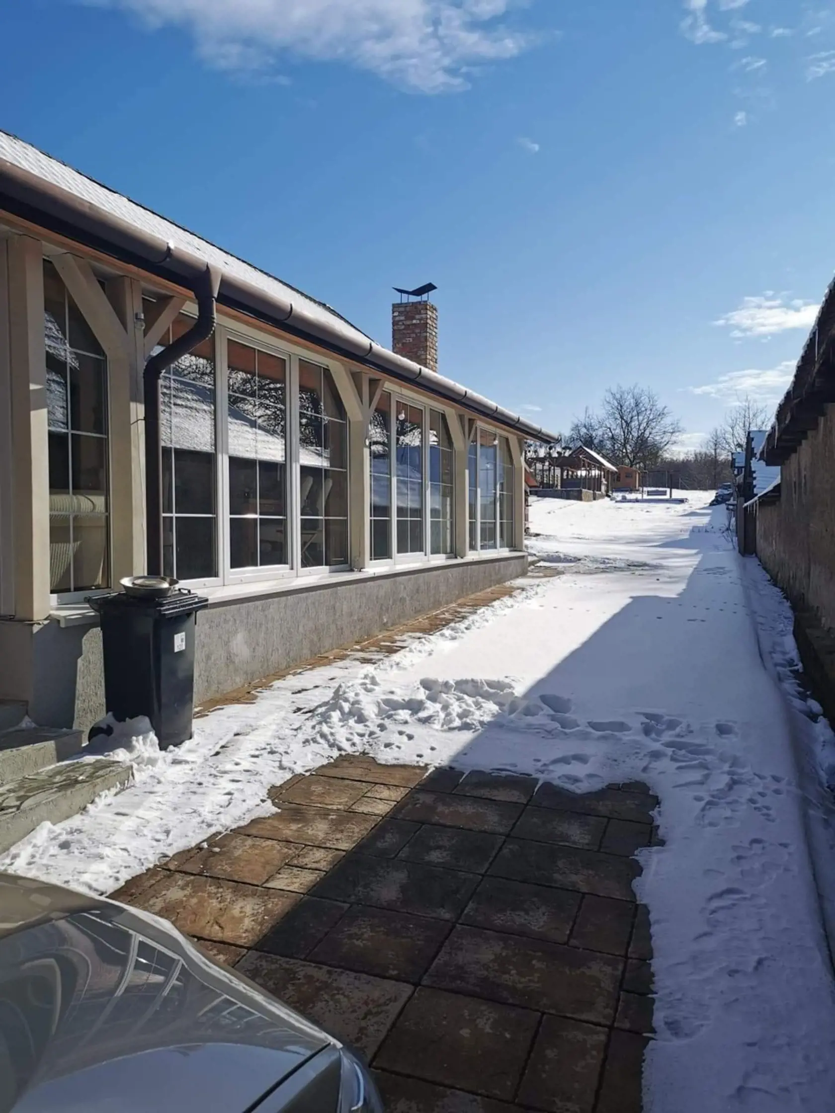 Krytá terasa vo vidieckom dome v maďarskej prihraničnej obci poslúži aj v chladných dňoch.