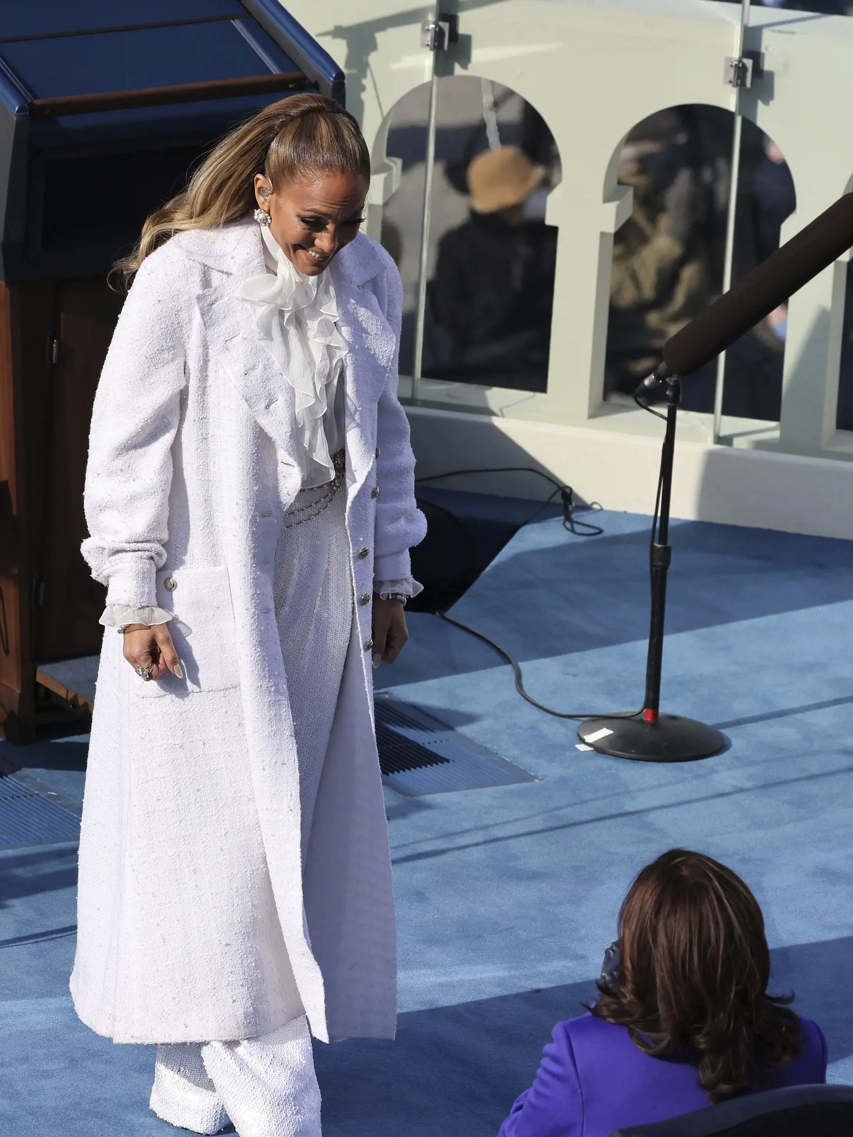 Speváčka Jennifer Lopezová  počas vystúpenia na inaugurácii 46. prezidenta USA Joea Bidena a 49. viceprezidentky Kamaly Harrisovej (vpravo) v americkom Kapitole vo Washingtone 20. januára 2021. FOTO TASR/AP