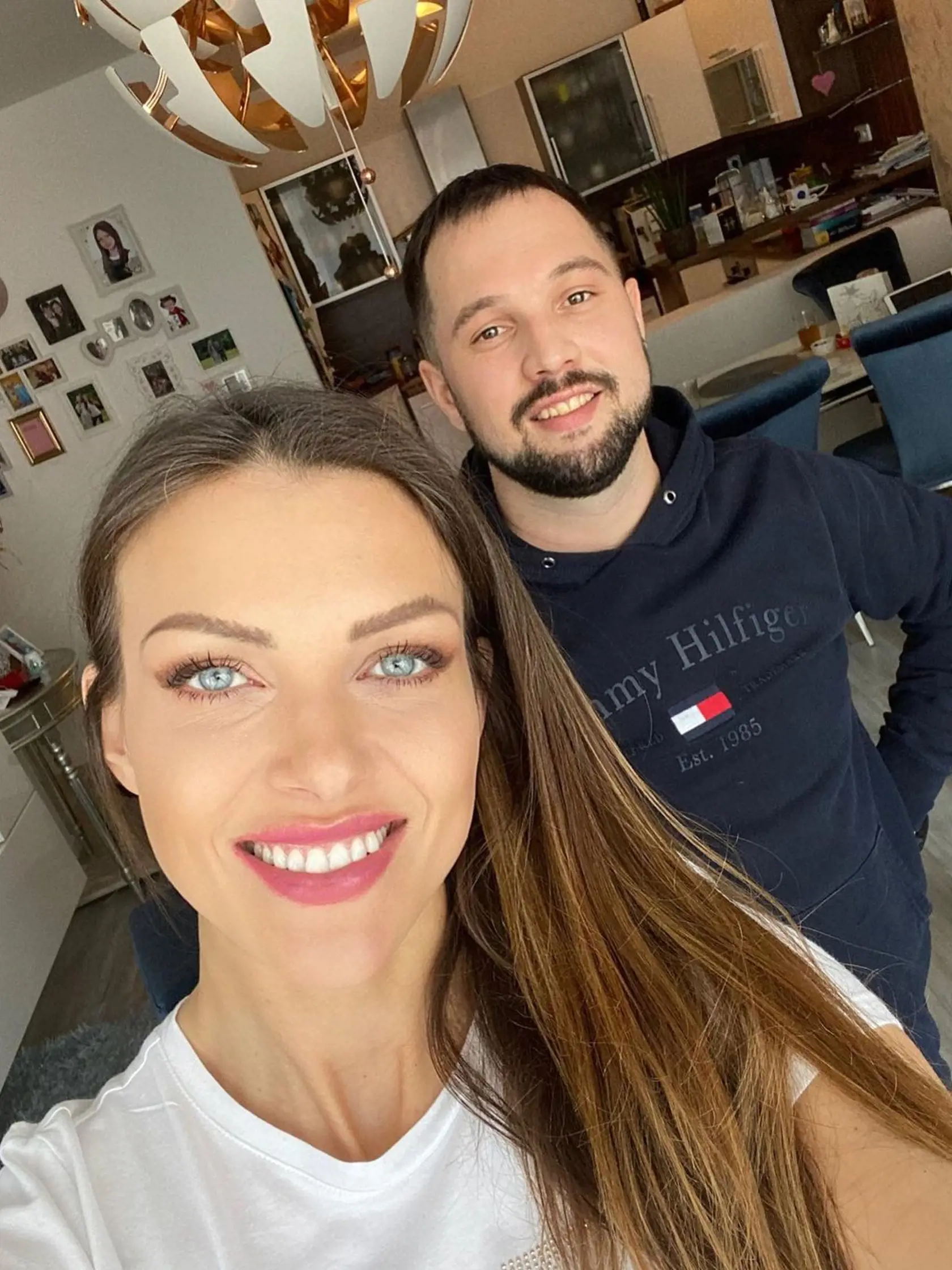 Martina má v byte spojenú kuchyňu s obývačkou.