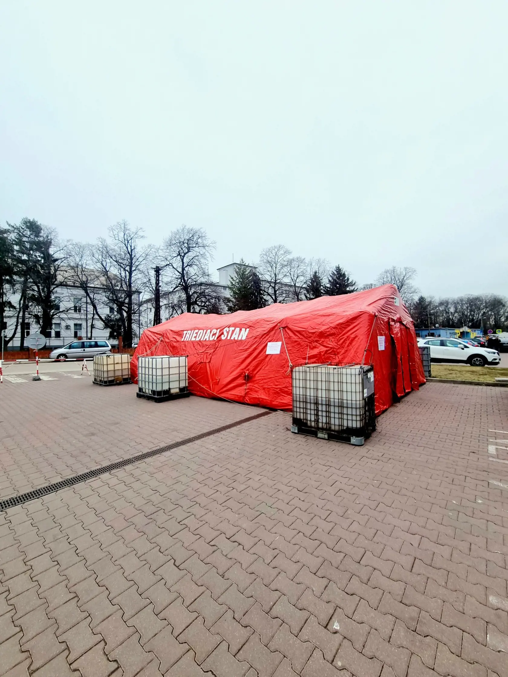 Takýto červený stan vyrástol pred urgentným príjmom Fakultnej nemocnice Trnava.